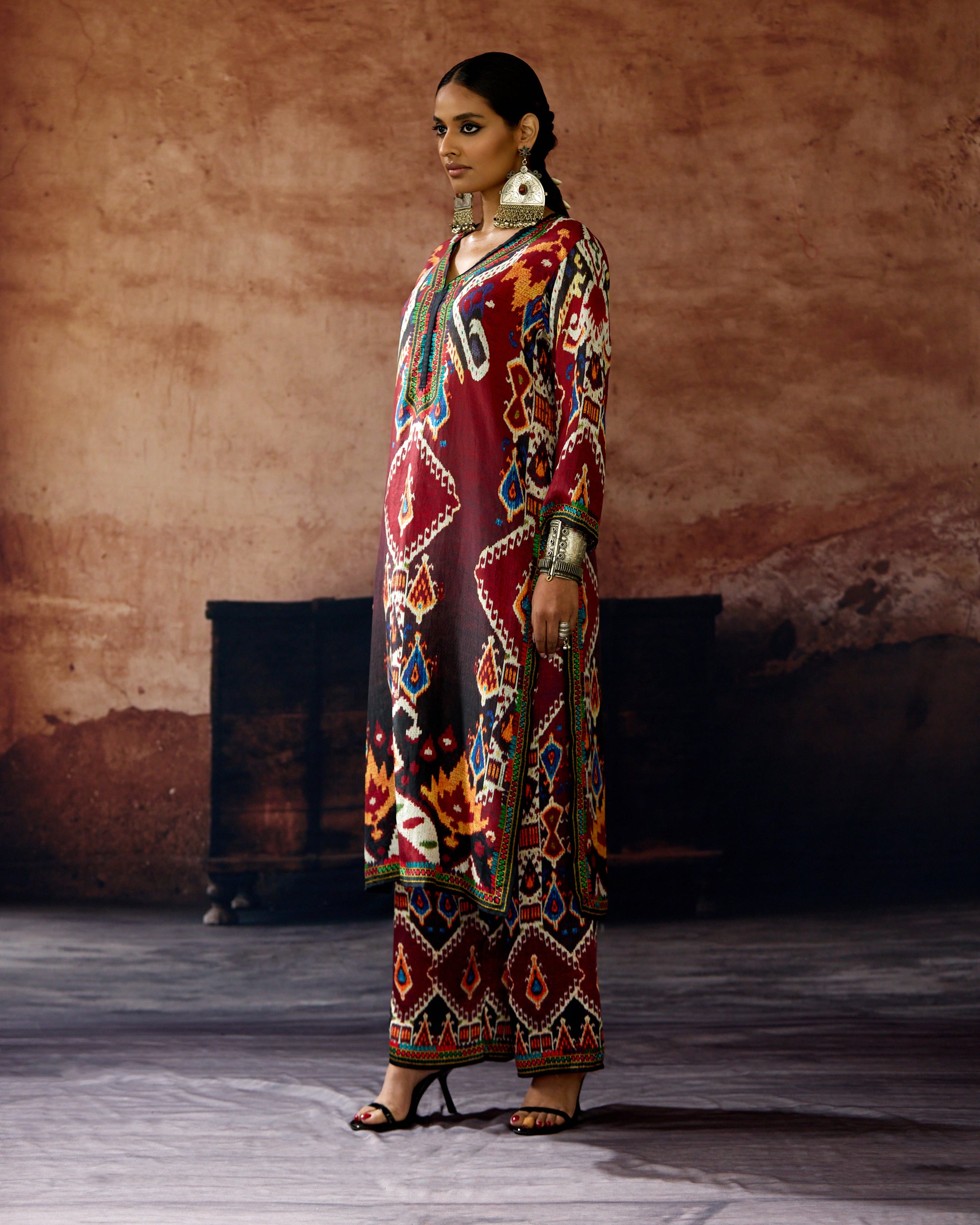 Kasbah : Ramin - Black/Maroon
