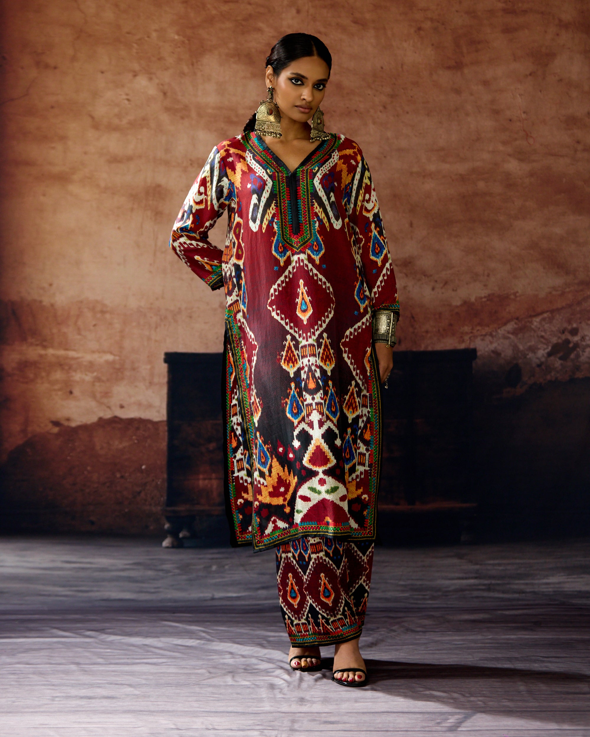 Kasbah : Ramin - Black/Maroon