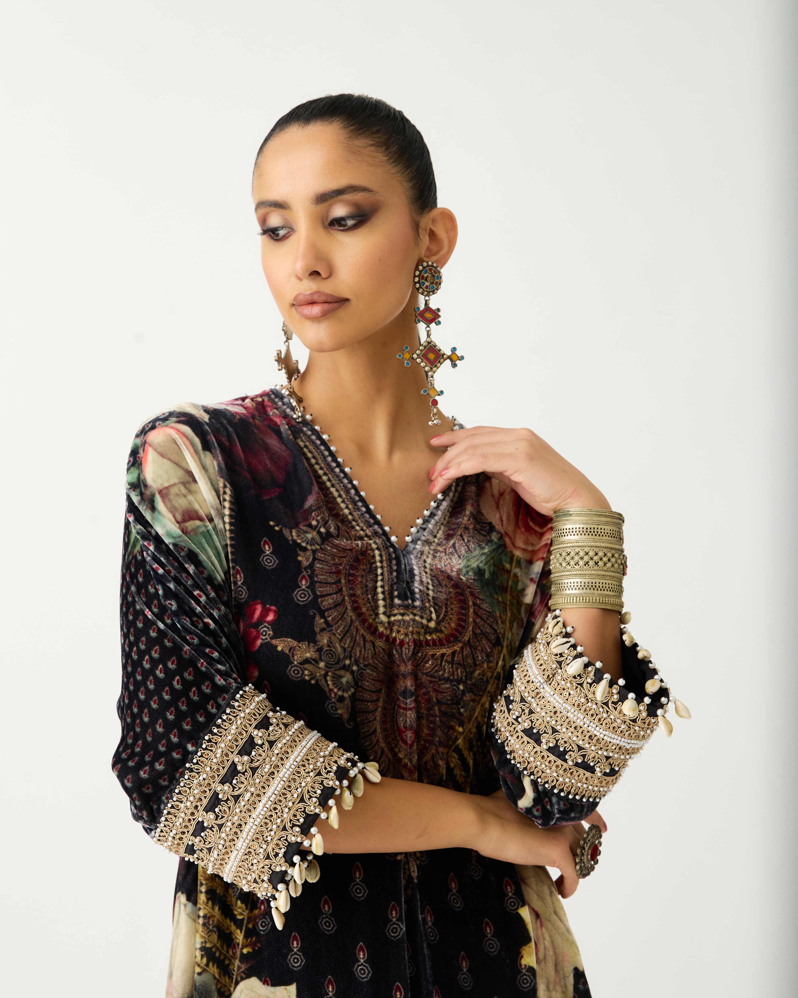 Zubaida : Banera - Black