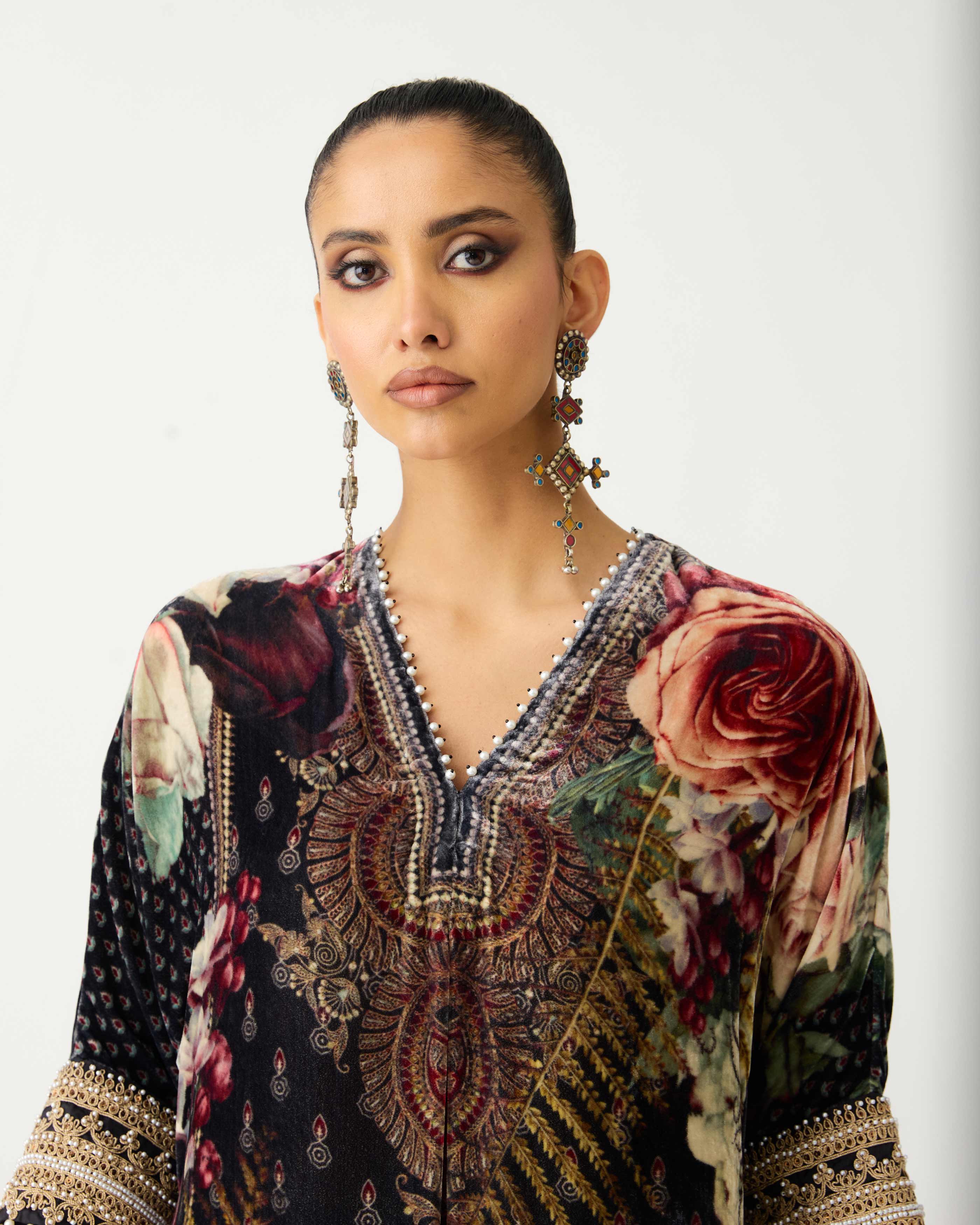 Zubaida : Banera - Black