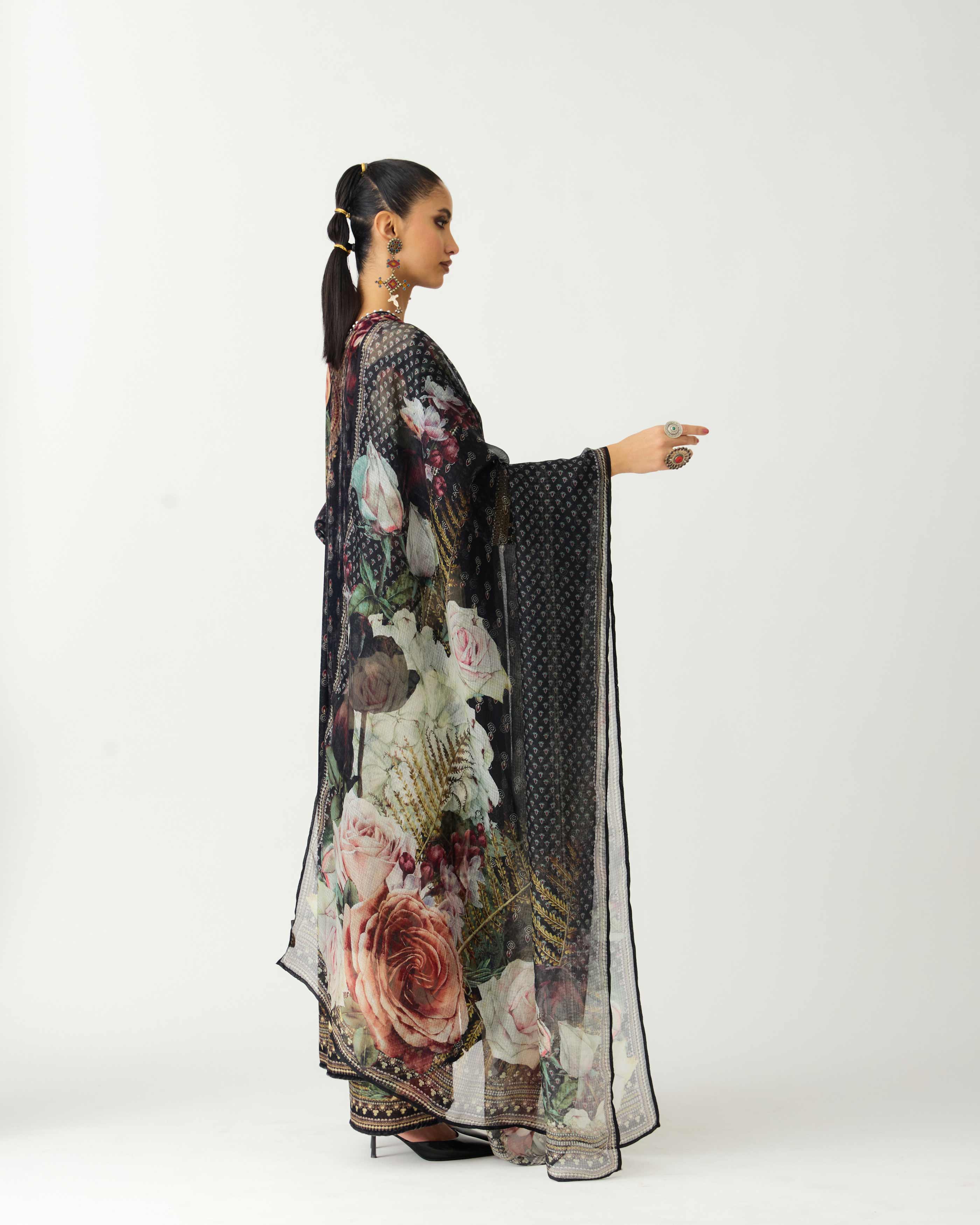 Zubaida : Banera - Black