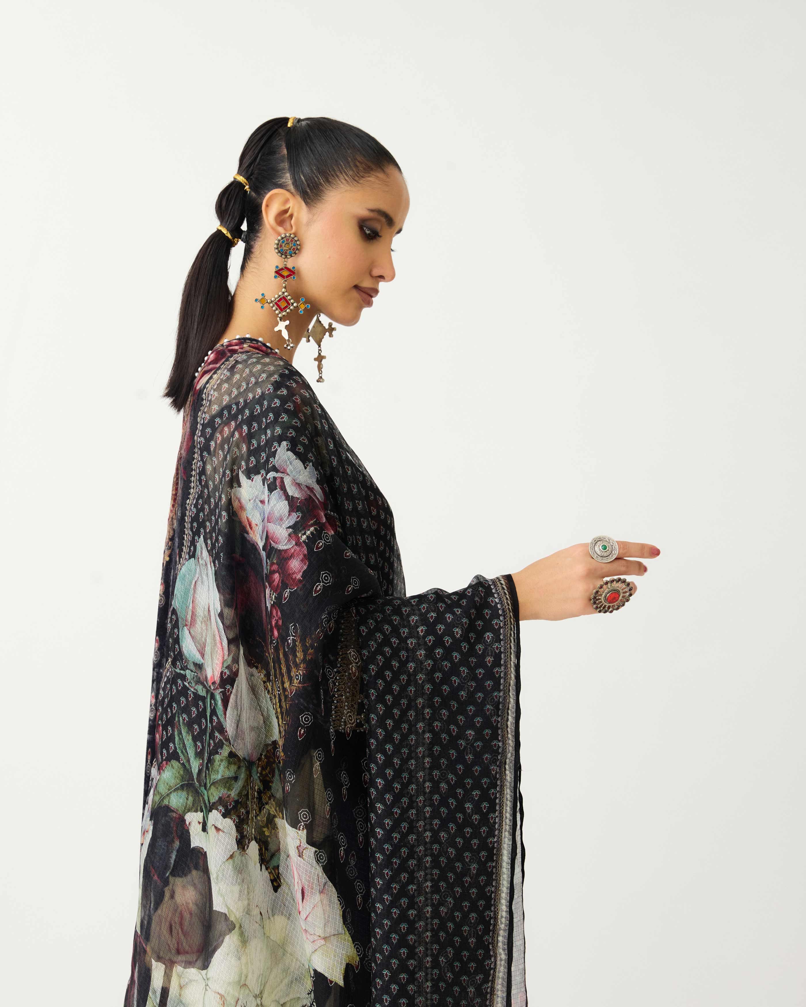 Zubaida : Banera - Black