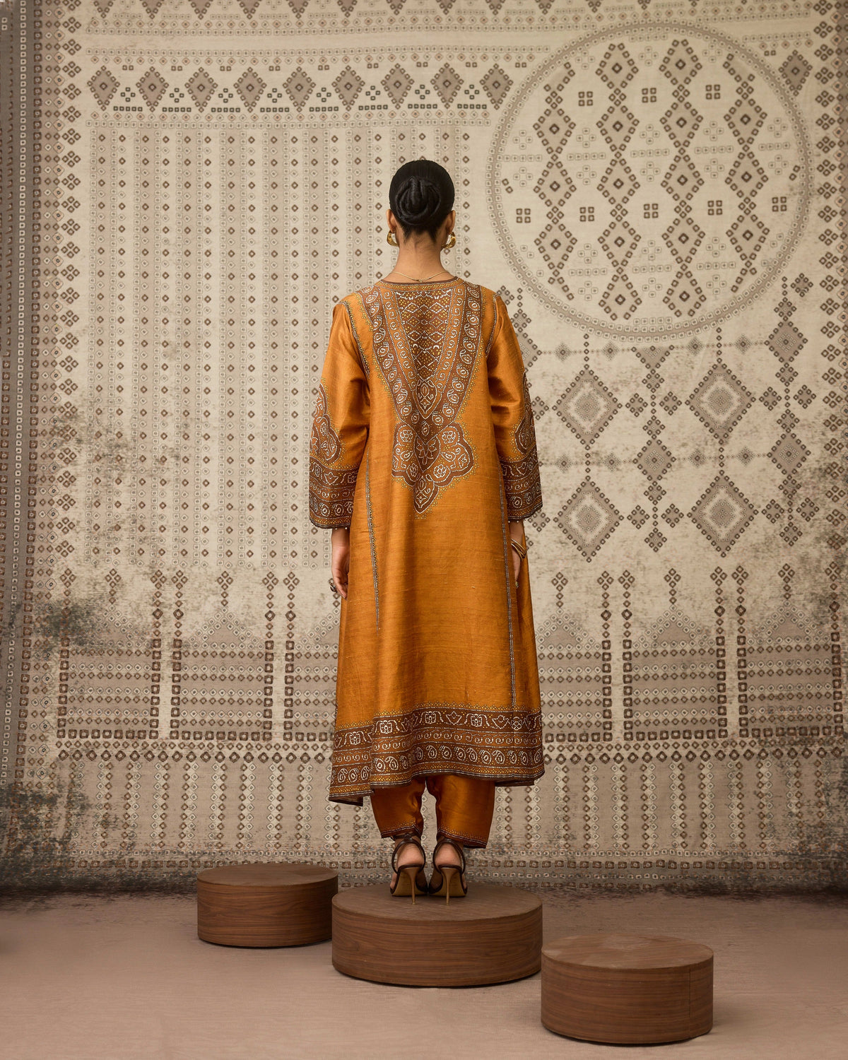 BANDHEJ : Amrapali