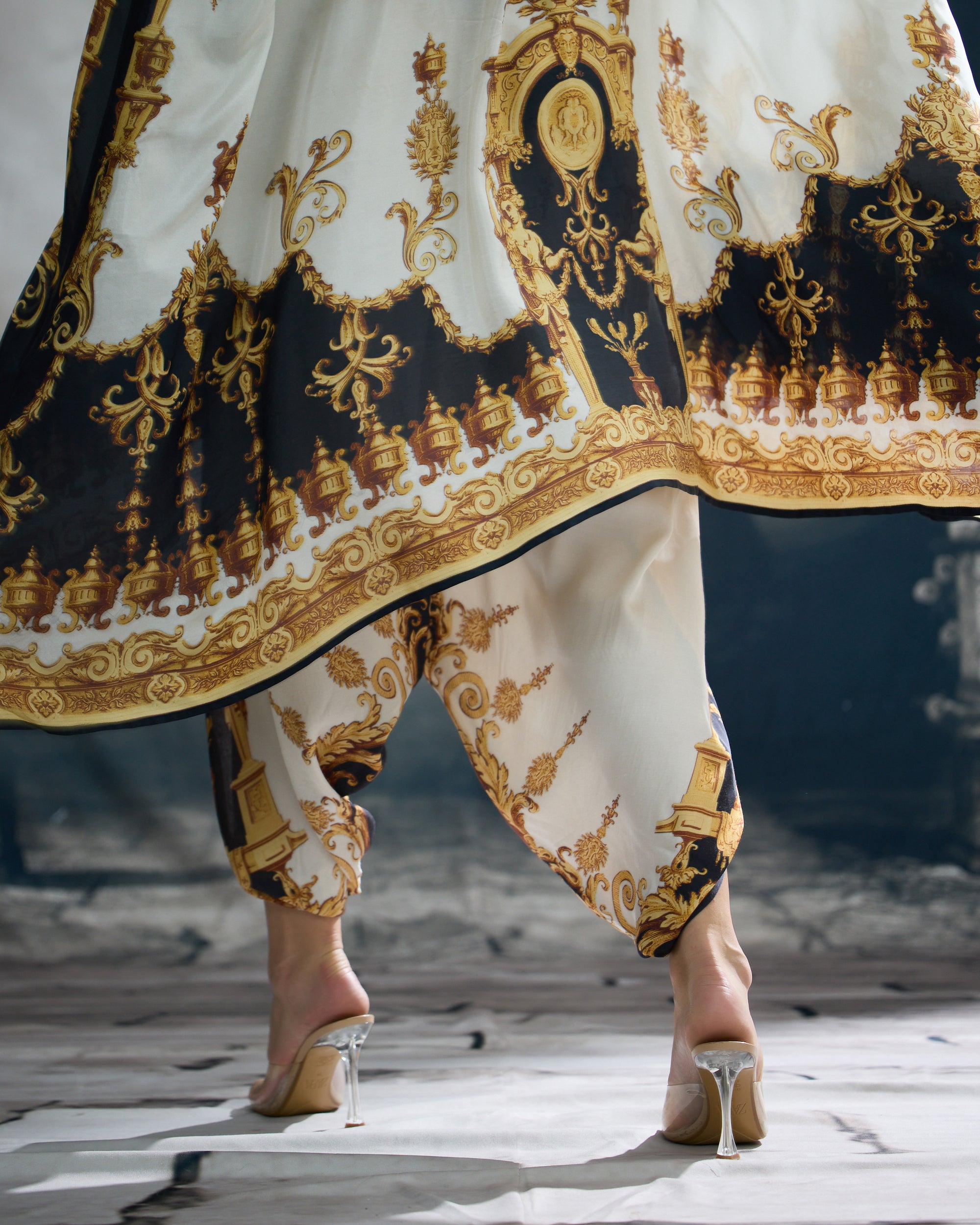 Rome : Lavanya/Sonth - Black/Gold