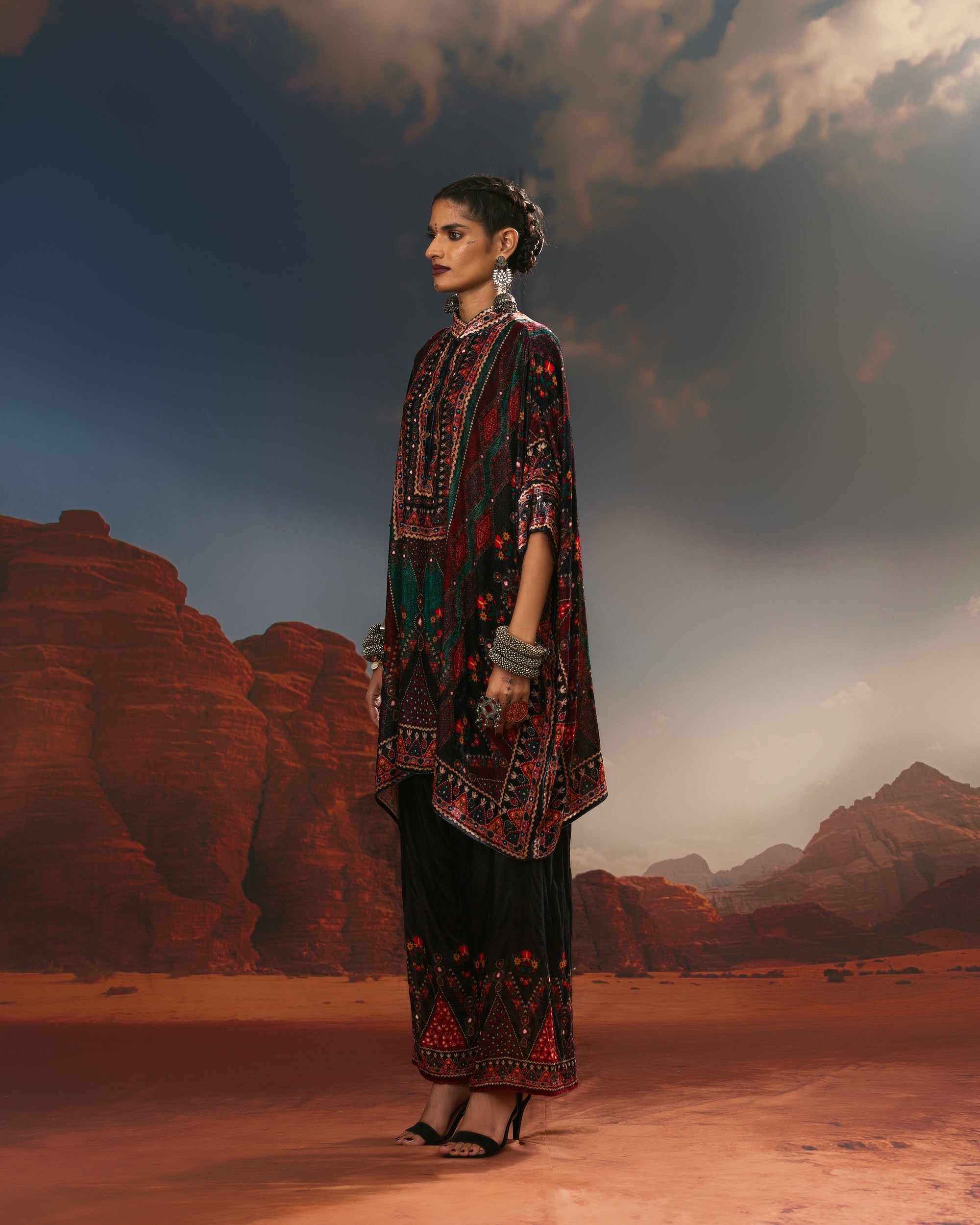 Kutch : Chanel 36" - Red/Teal/Black