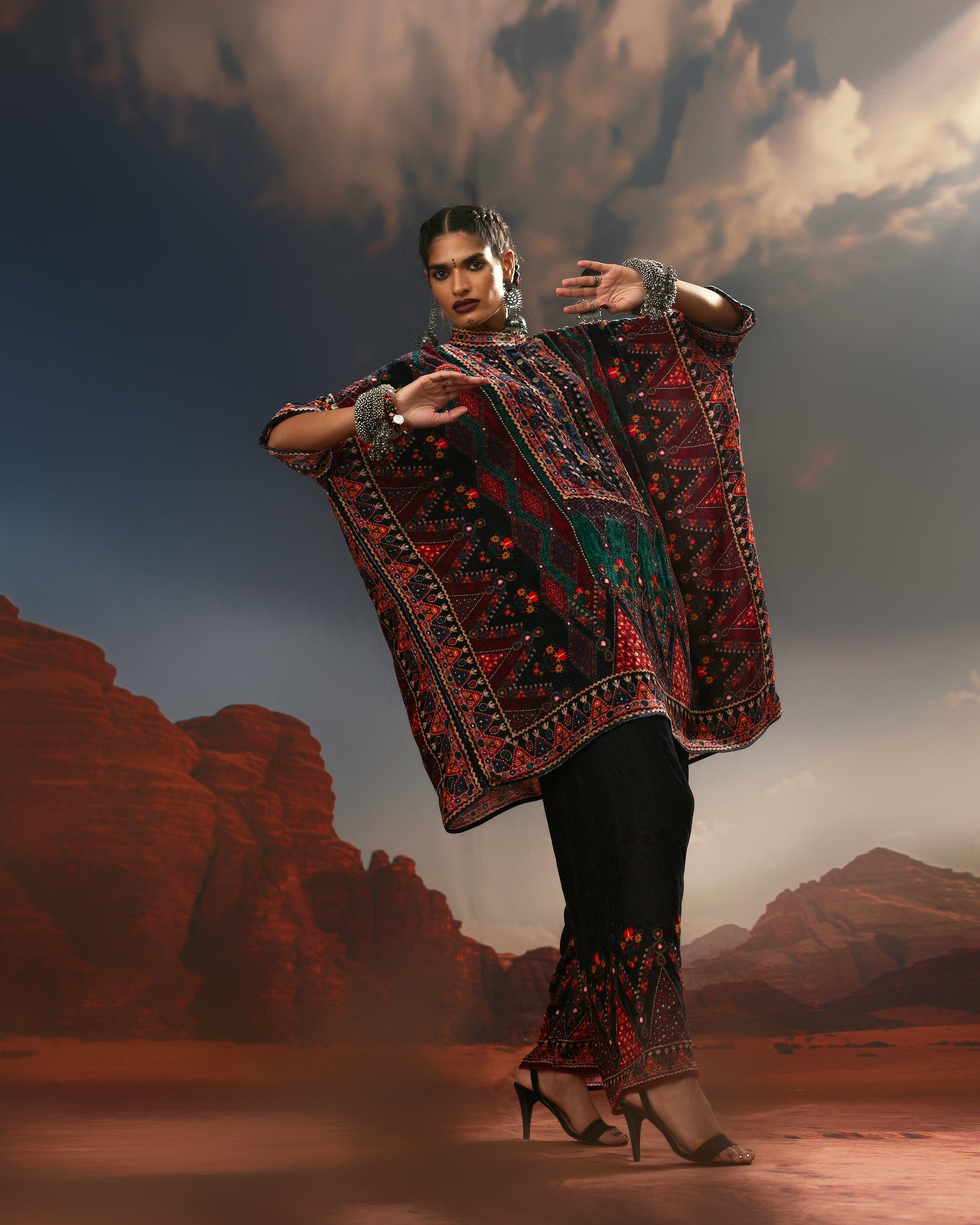 Kutch : Chanel 36" - Red/Teal/Black