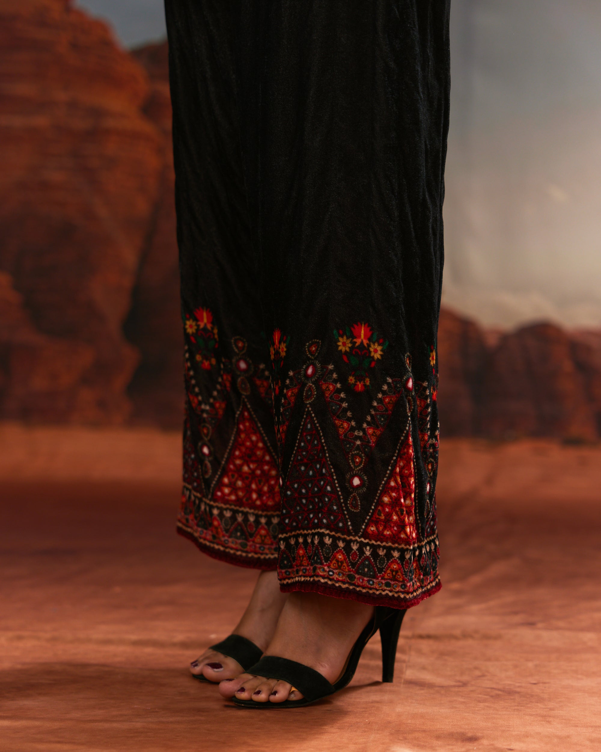 Kutch : Chanel 36" - Red/Teal/Black