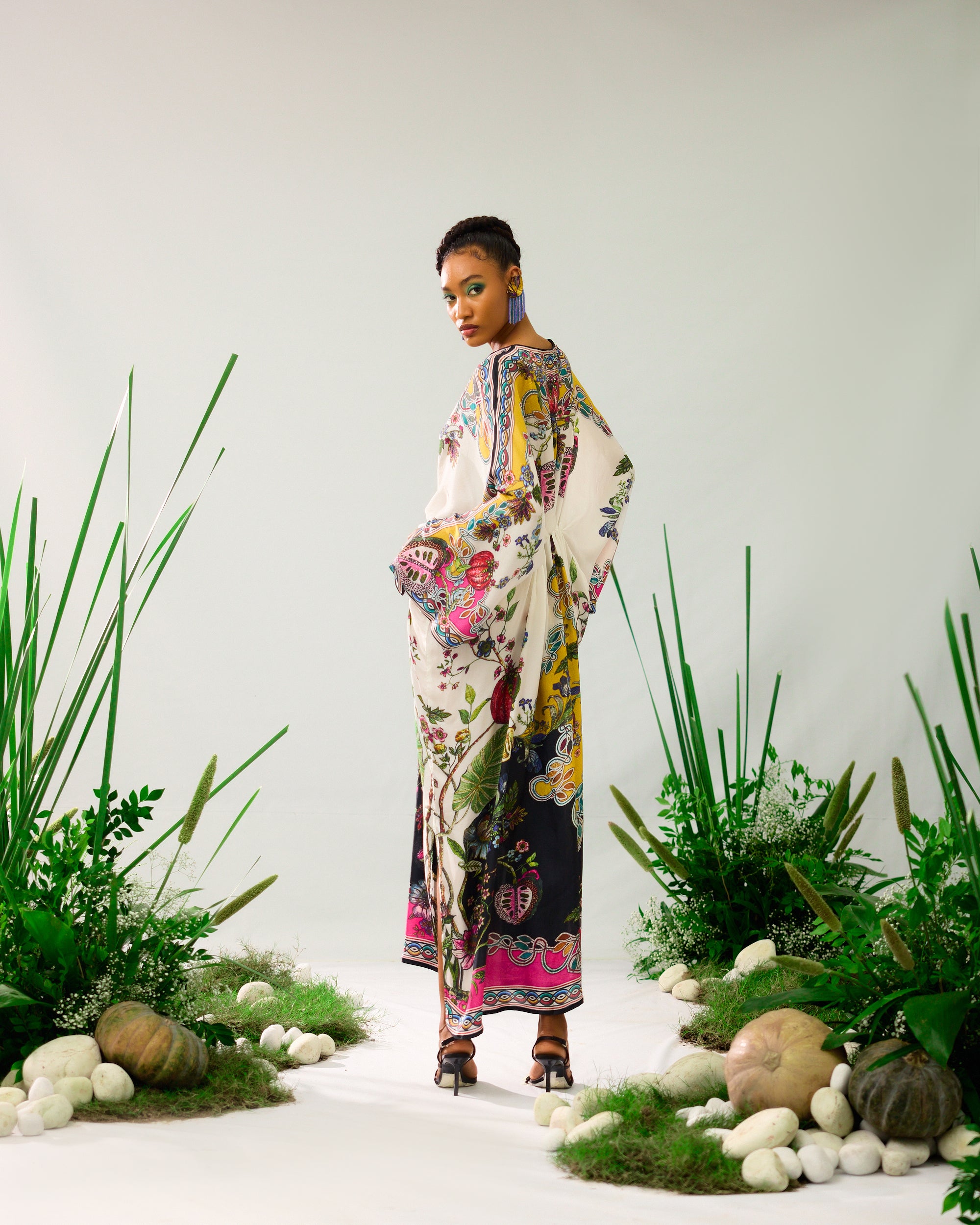 Florence : Rasika - White/Black