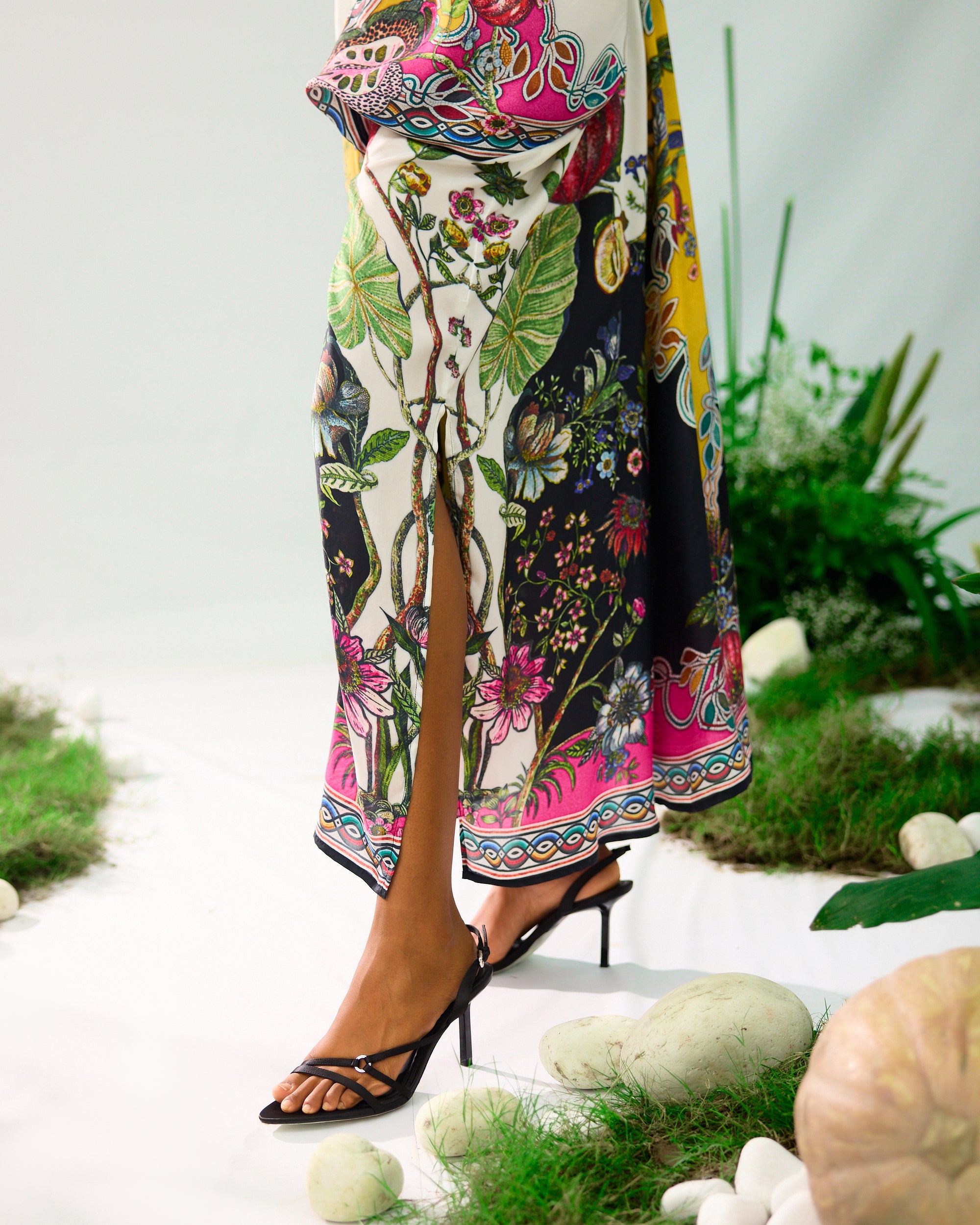 Florence : Rasika - White/Black