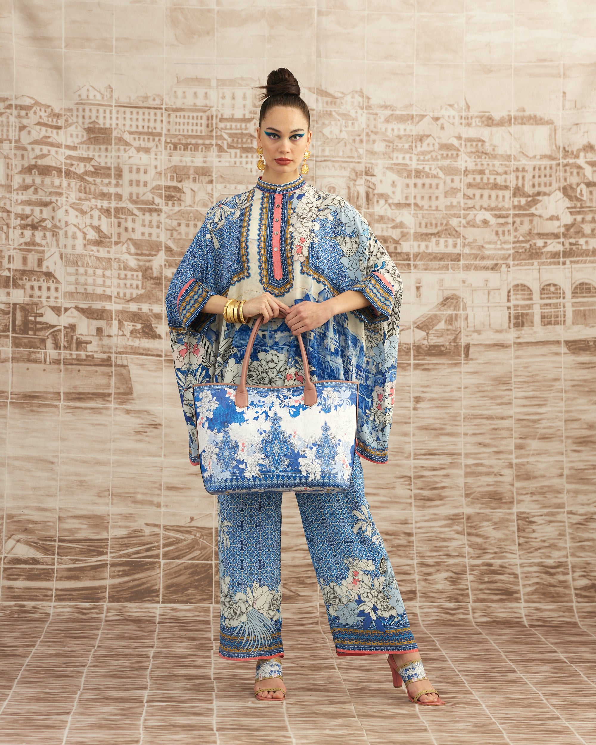 Love in Portofino (Portofino) : Chanel - Coral/Blue