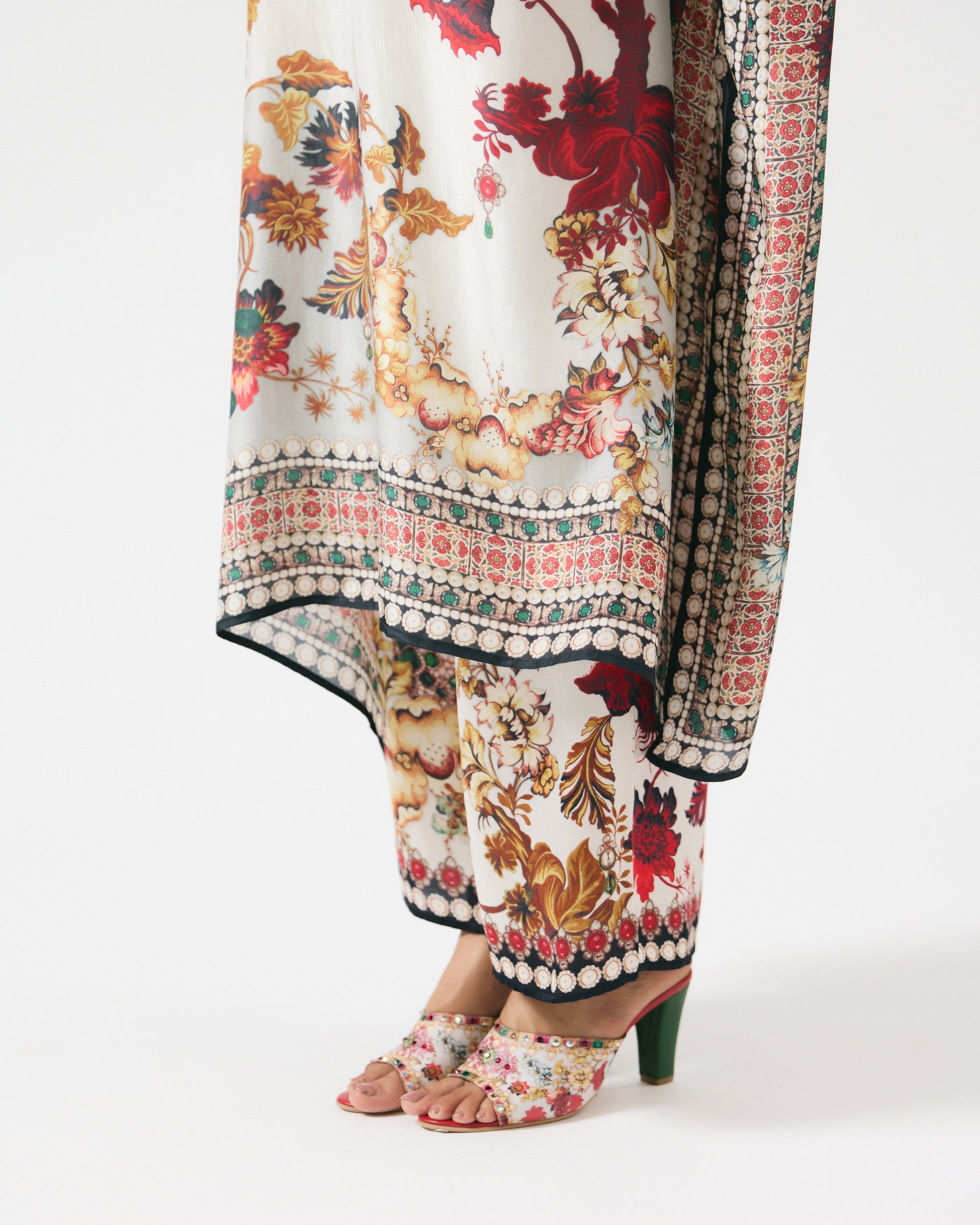 Nizam : Ghufrina - Ivory/Red