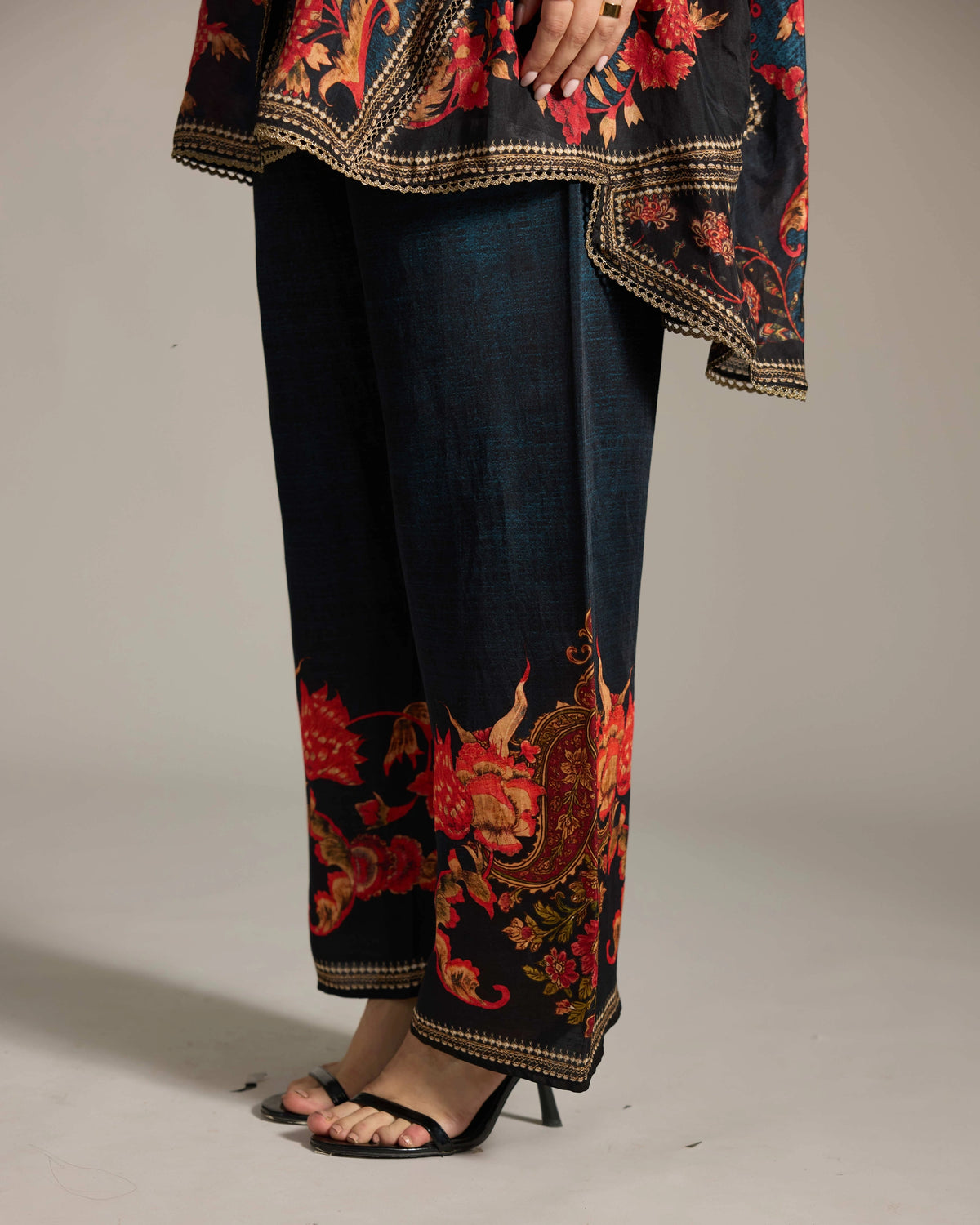 CHINTZ : Nilomi