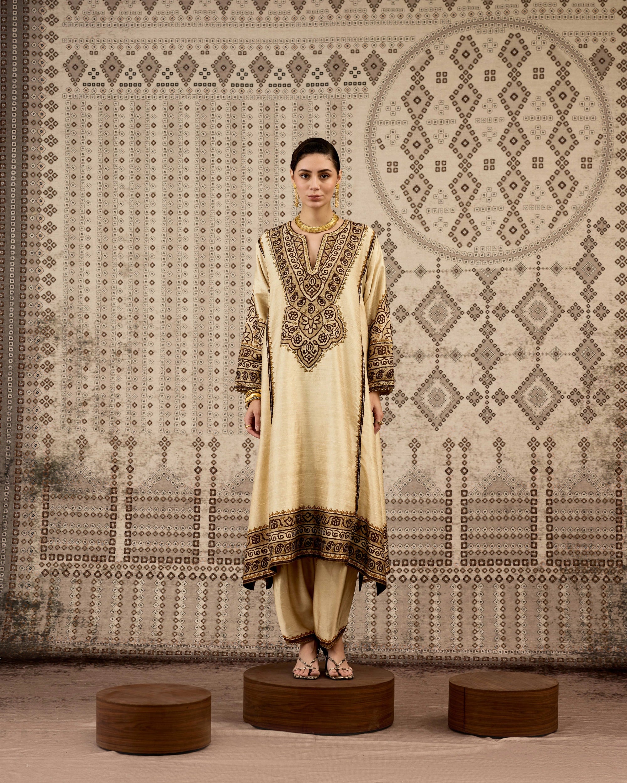 BANDHEJ : Amrapali