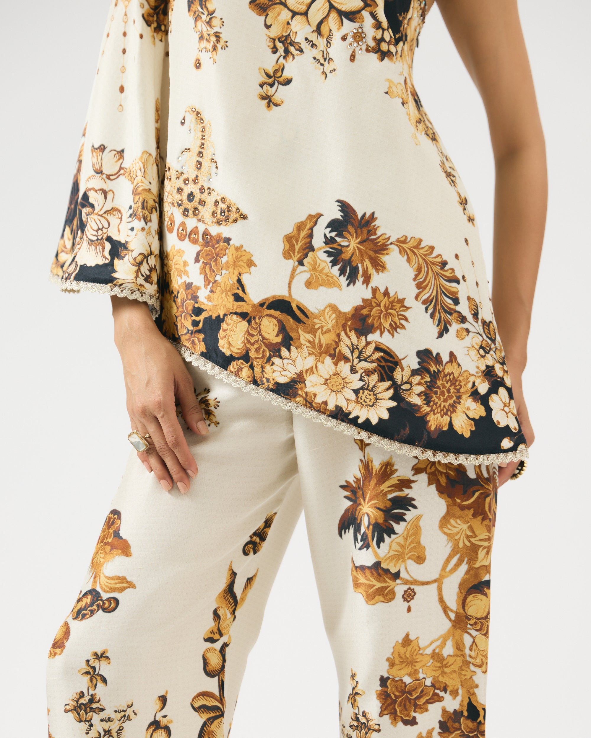 Nizam : Azam - Ivory/Black