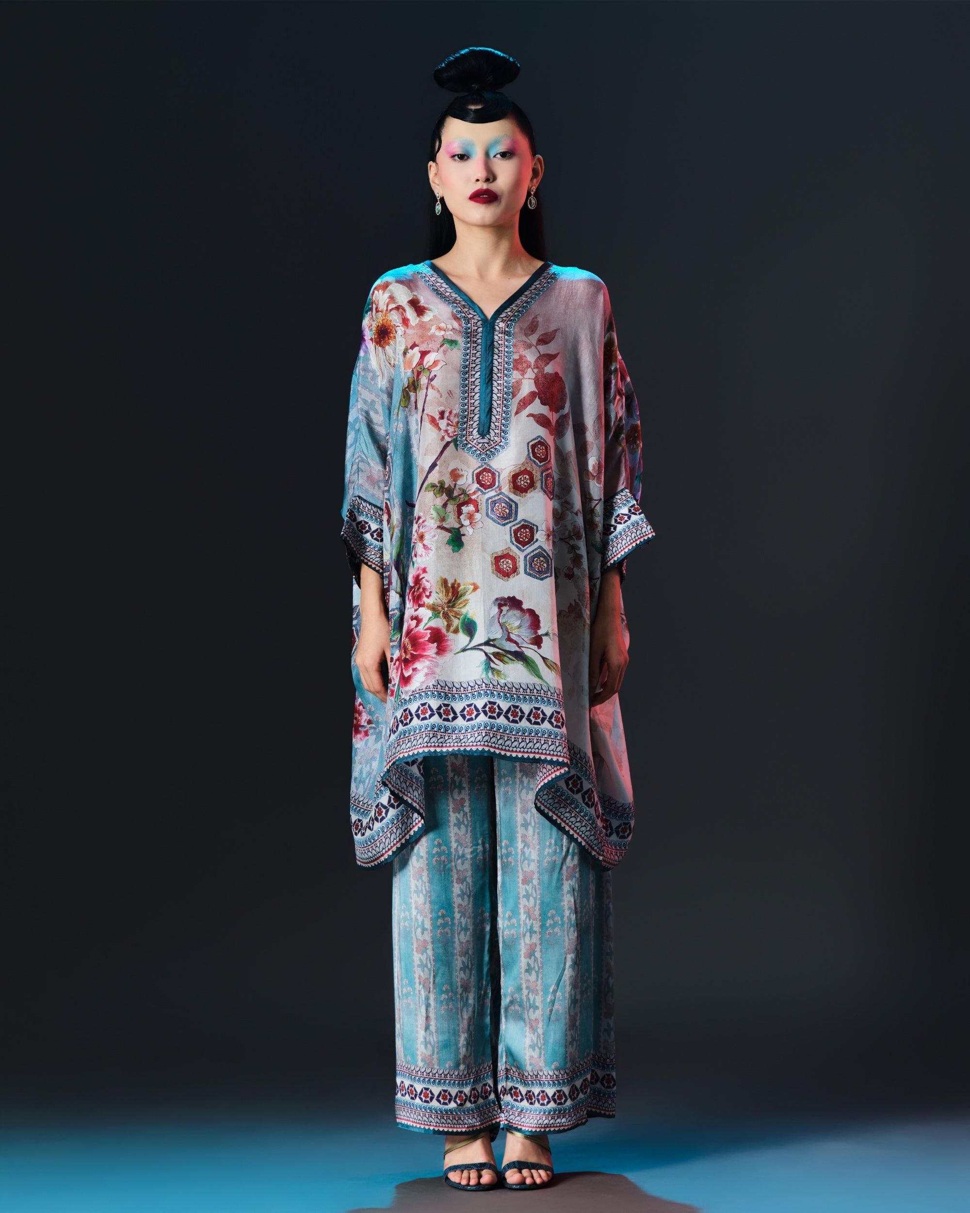 Ikebana : Chanel 36" - Aqua/Beige