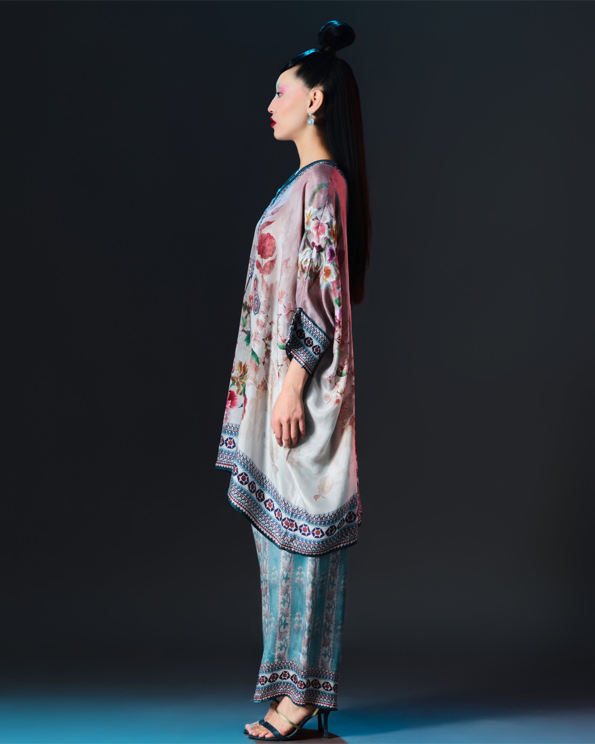 Ikebana : Chanel 36" - Aqua/Beige