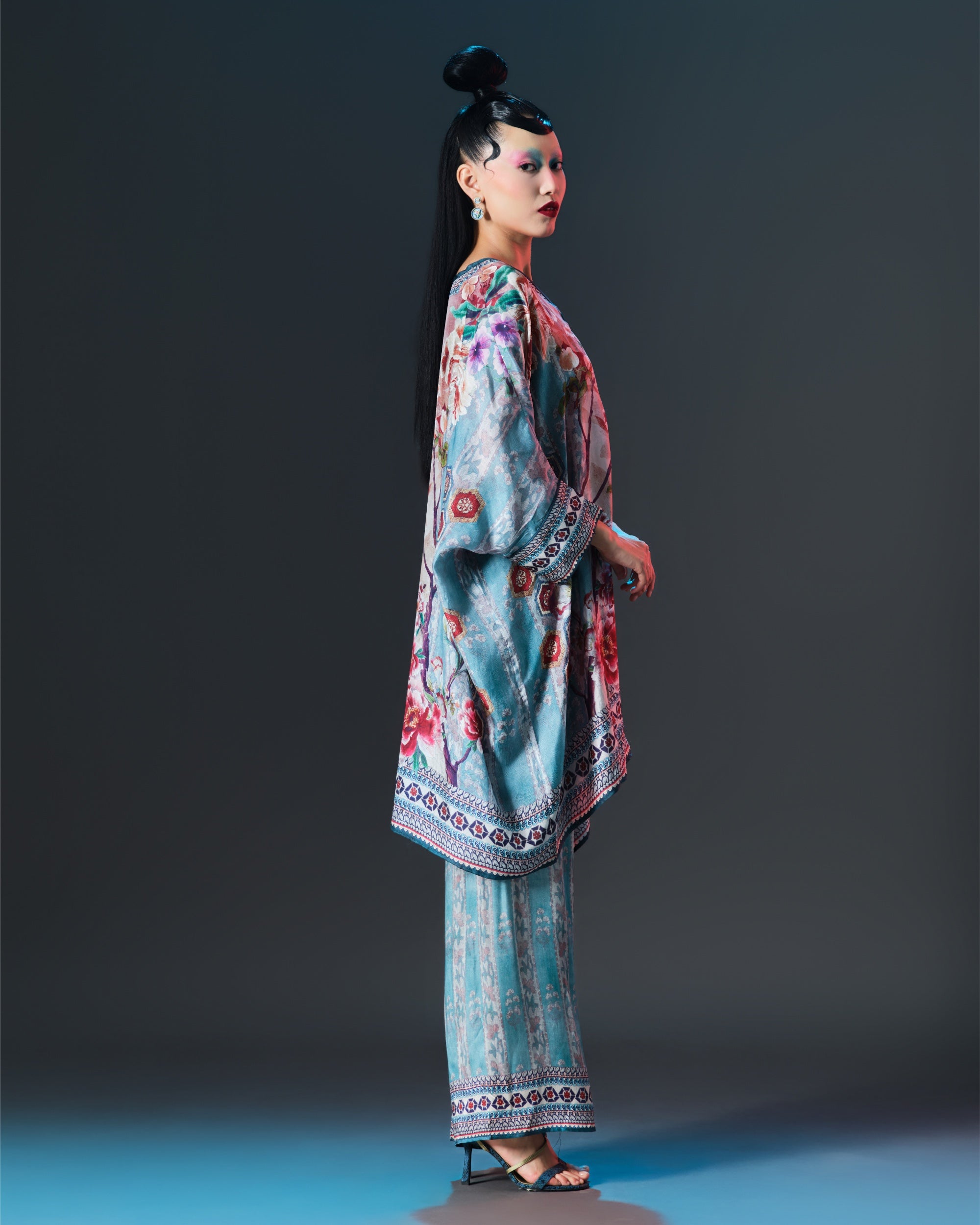 Ikebana : Chanel 36" - Aqua/Beige