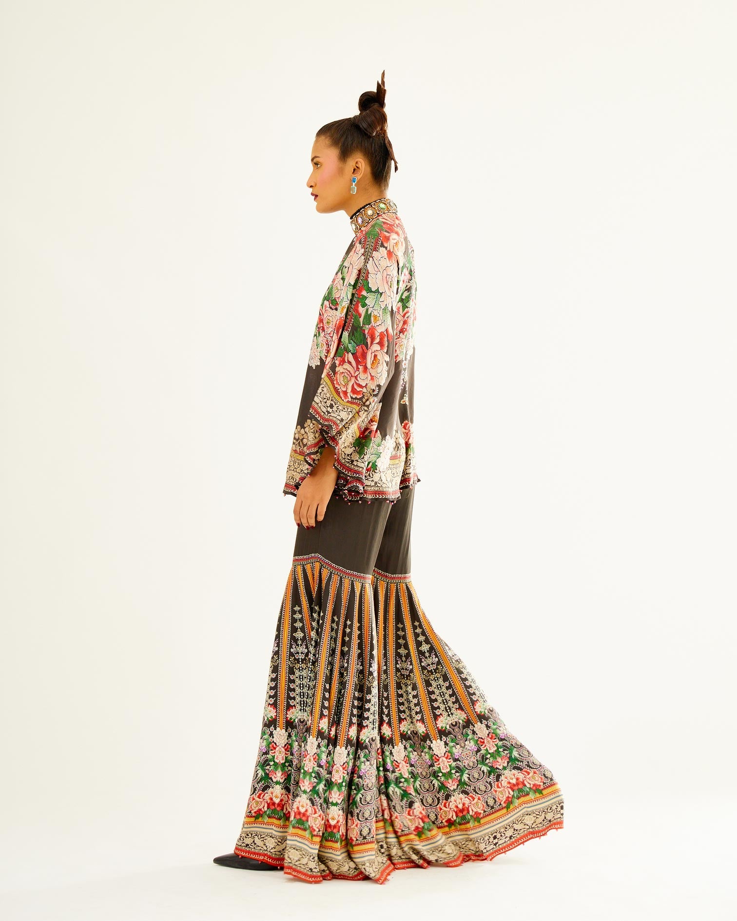 Sayuri : Poonam Sharara - Black