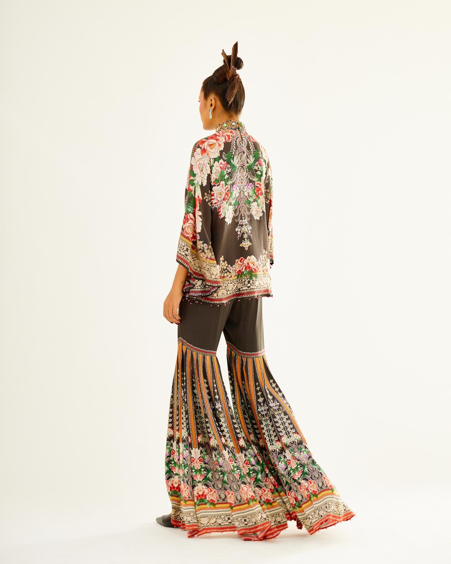 Sayuri : Poonam Sharara - Black