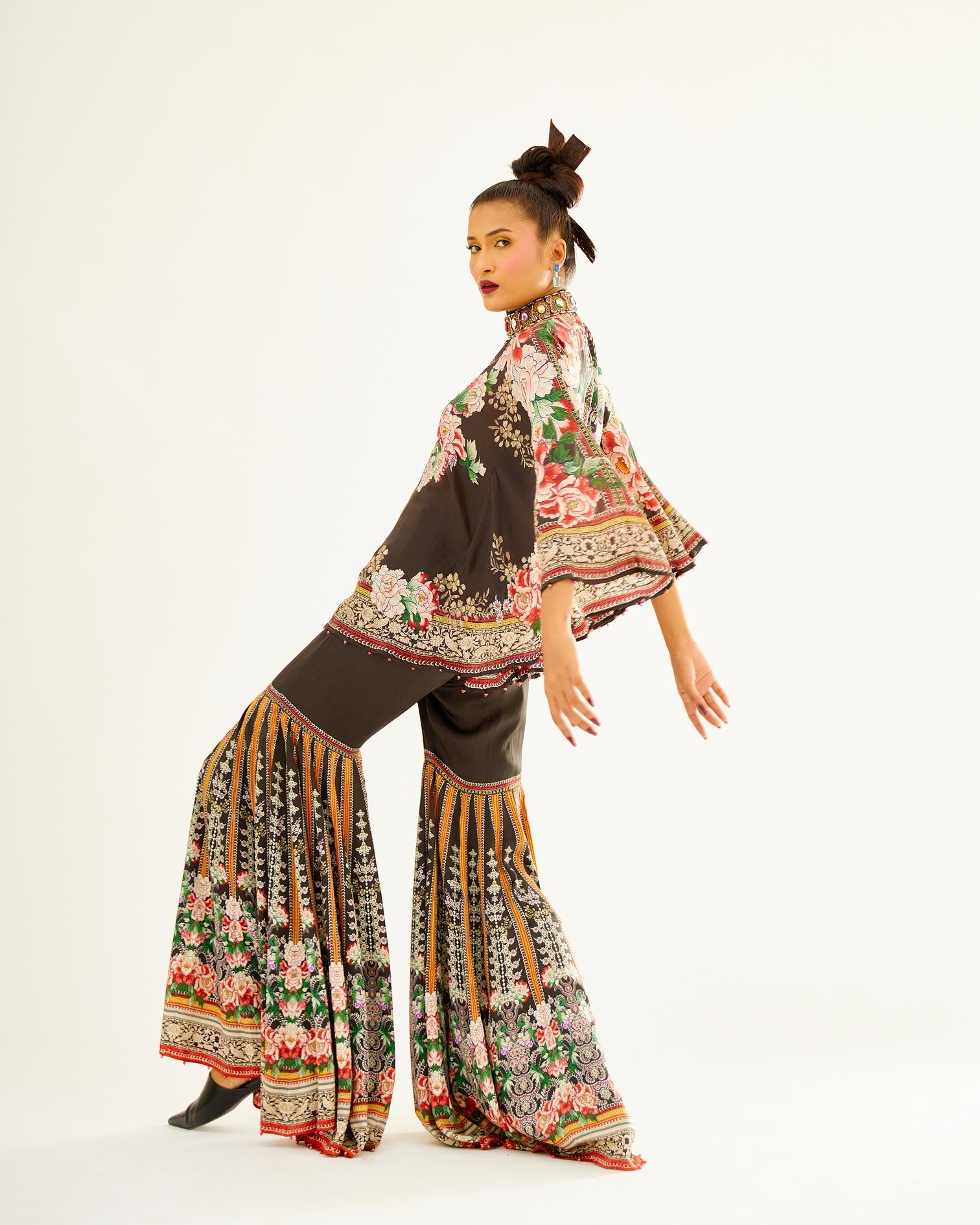 Sayuri : Poonam Sharara - Black