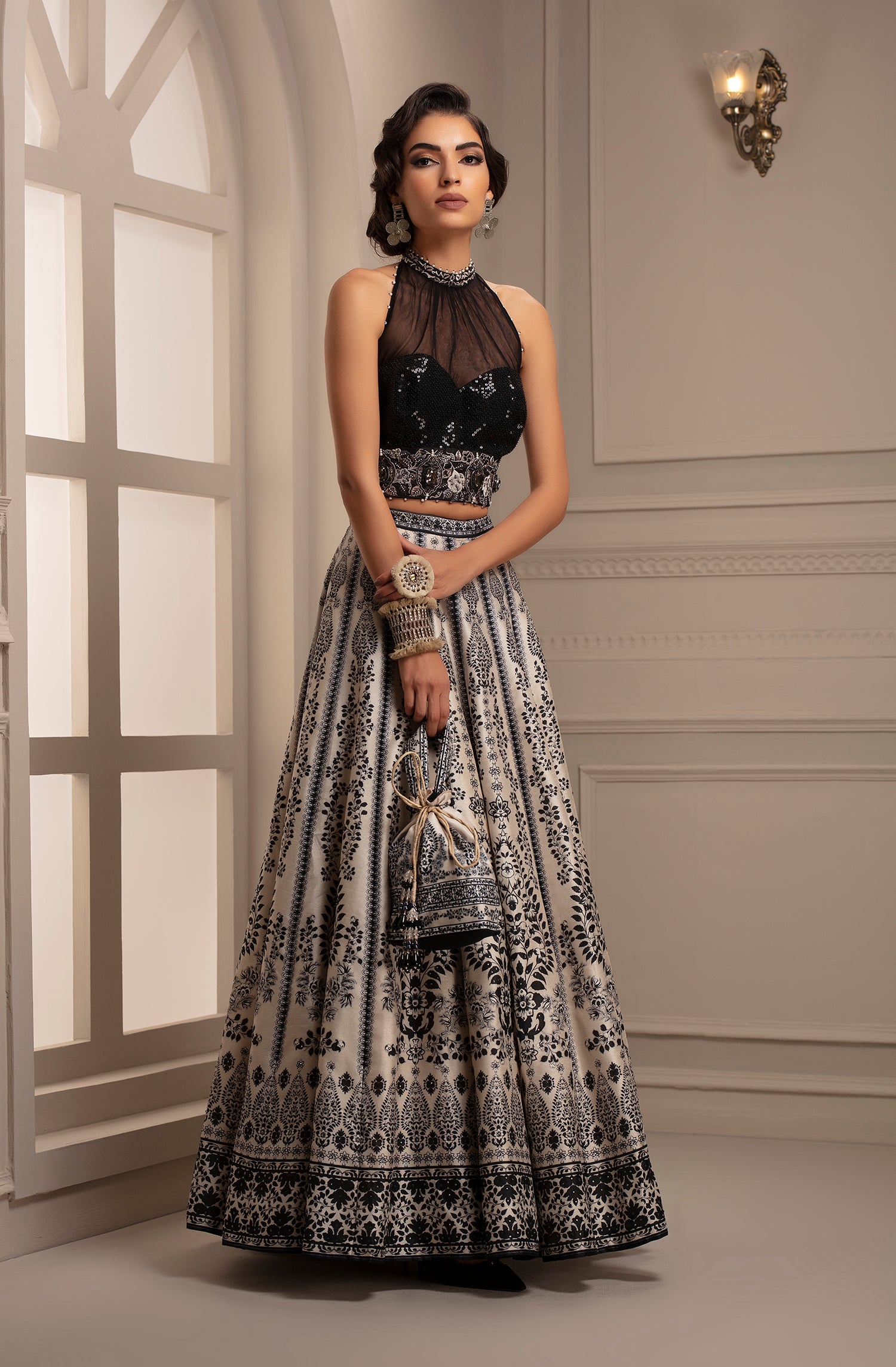 Mandawa Leela : Black/White