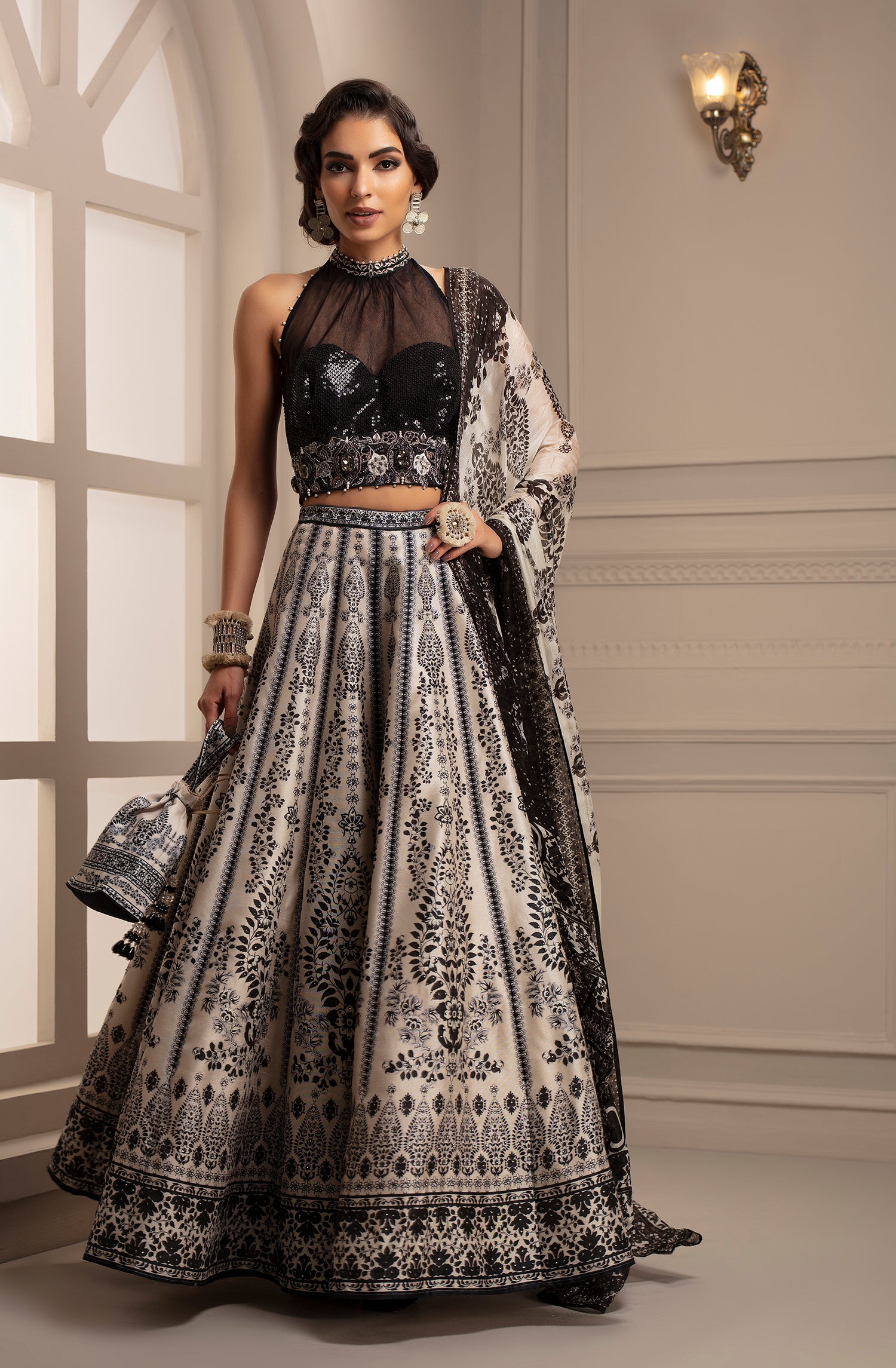 Mandawa Leela : Black/White