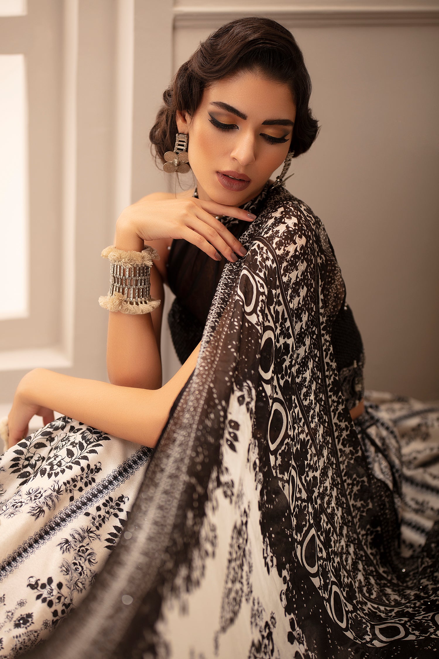 Mandawa Leela : Black/White