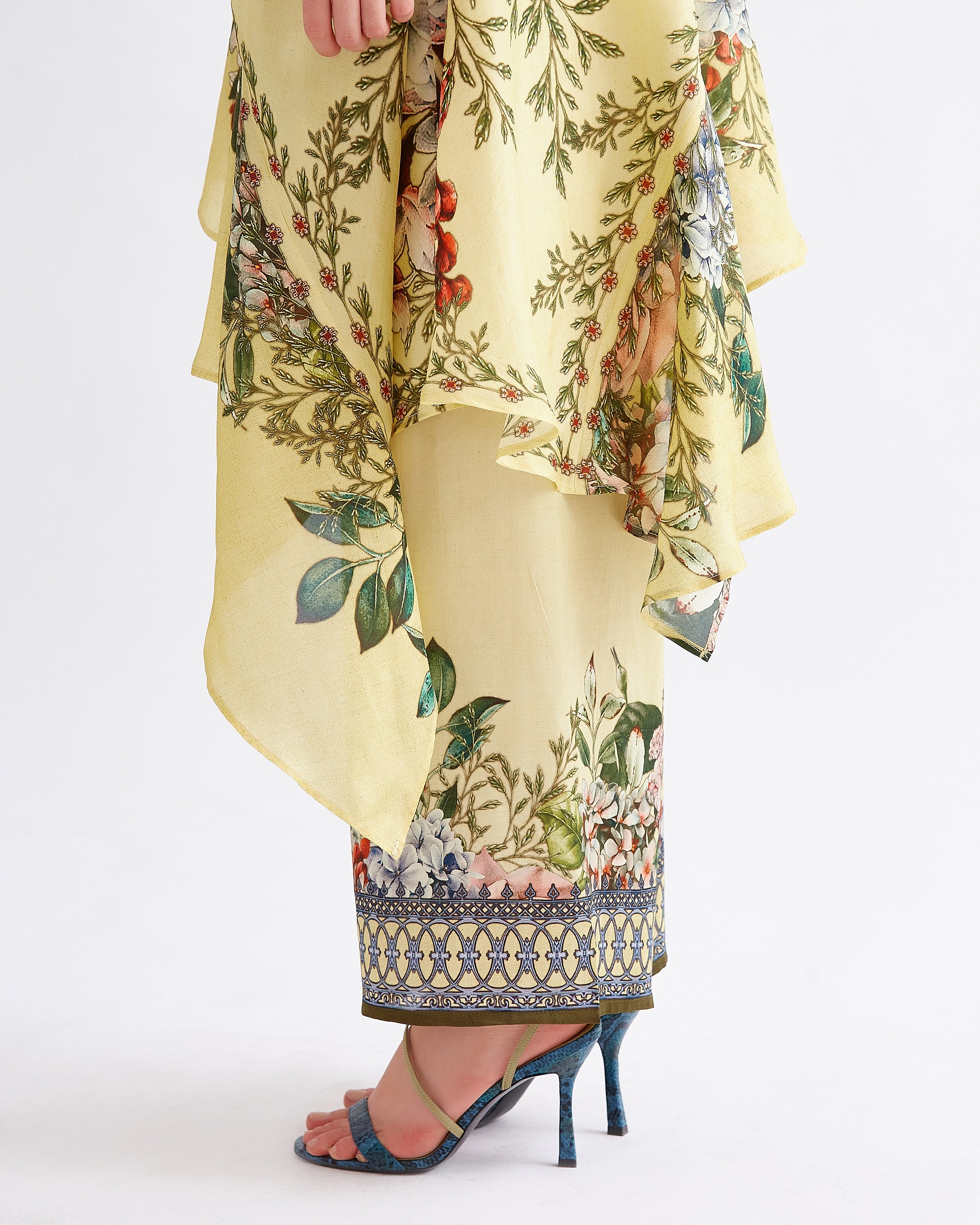 A Notting Hill Summer : Bijli - Butercup