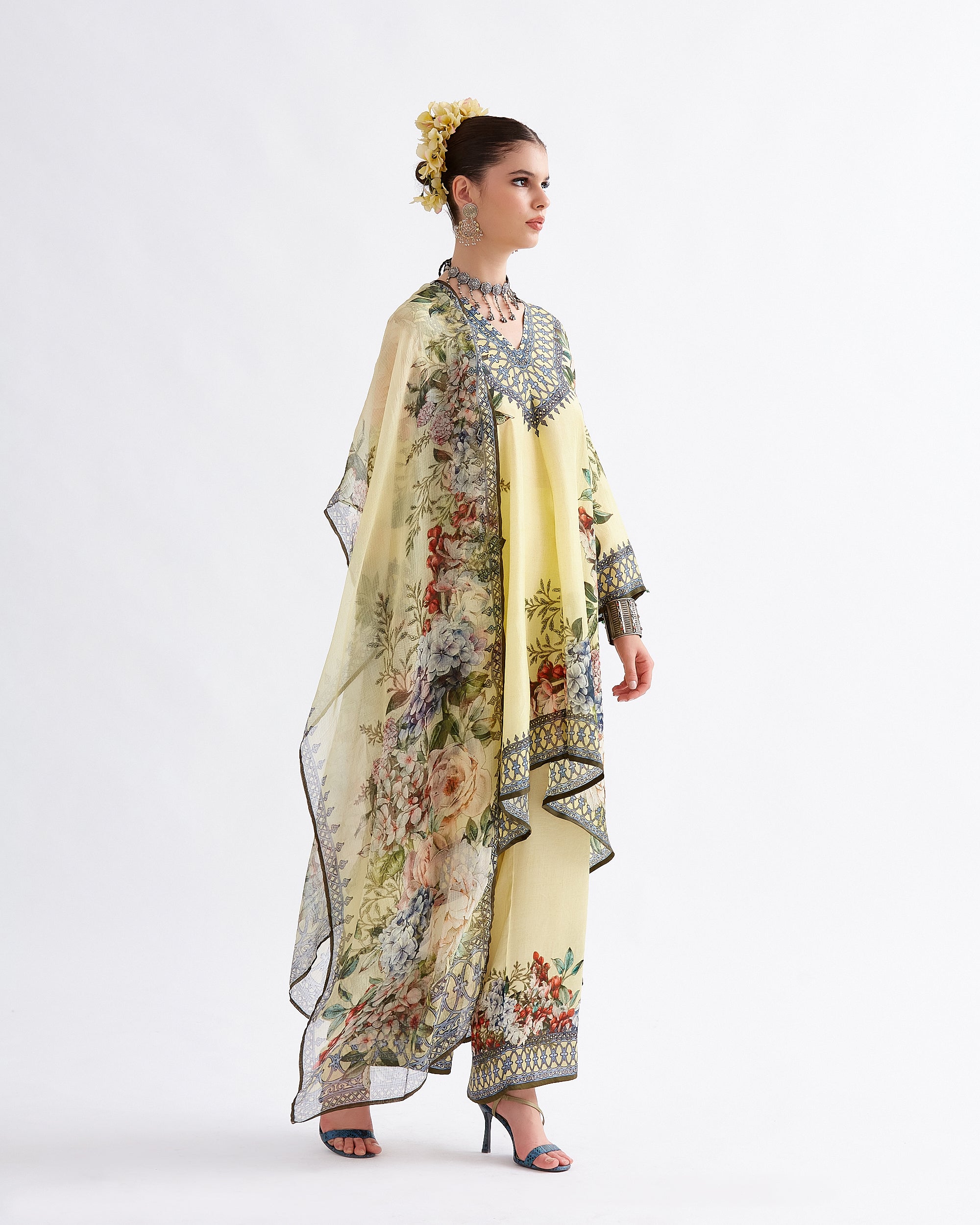 A Notting Hill Summer : Aarvi - Buttercup