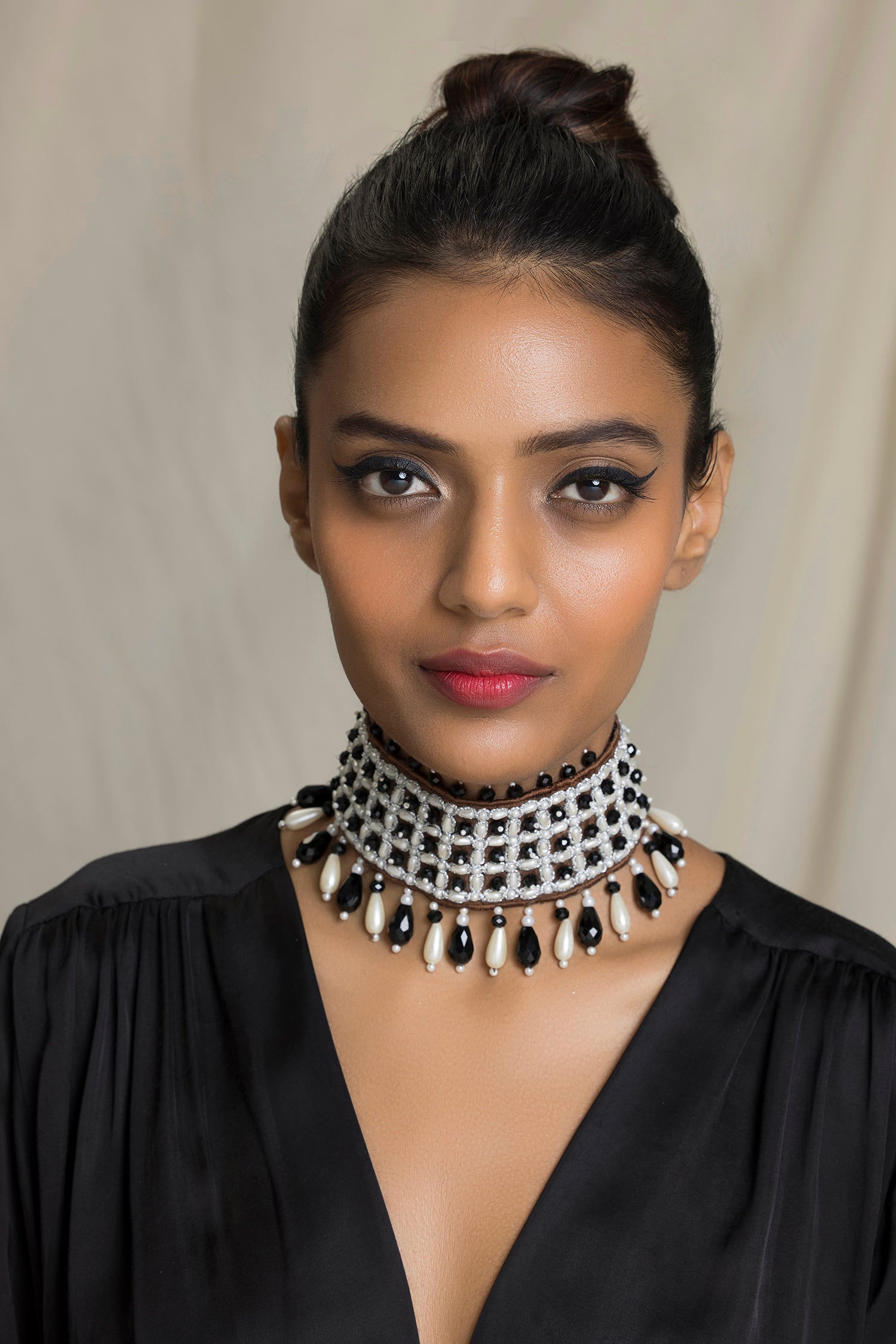 Ahana : J34 : Black/White