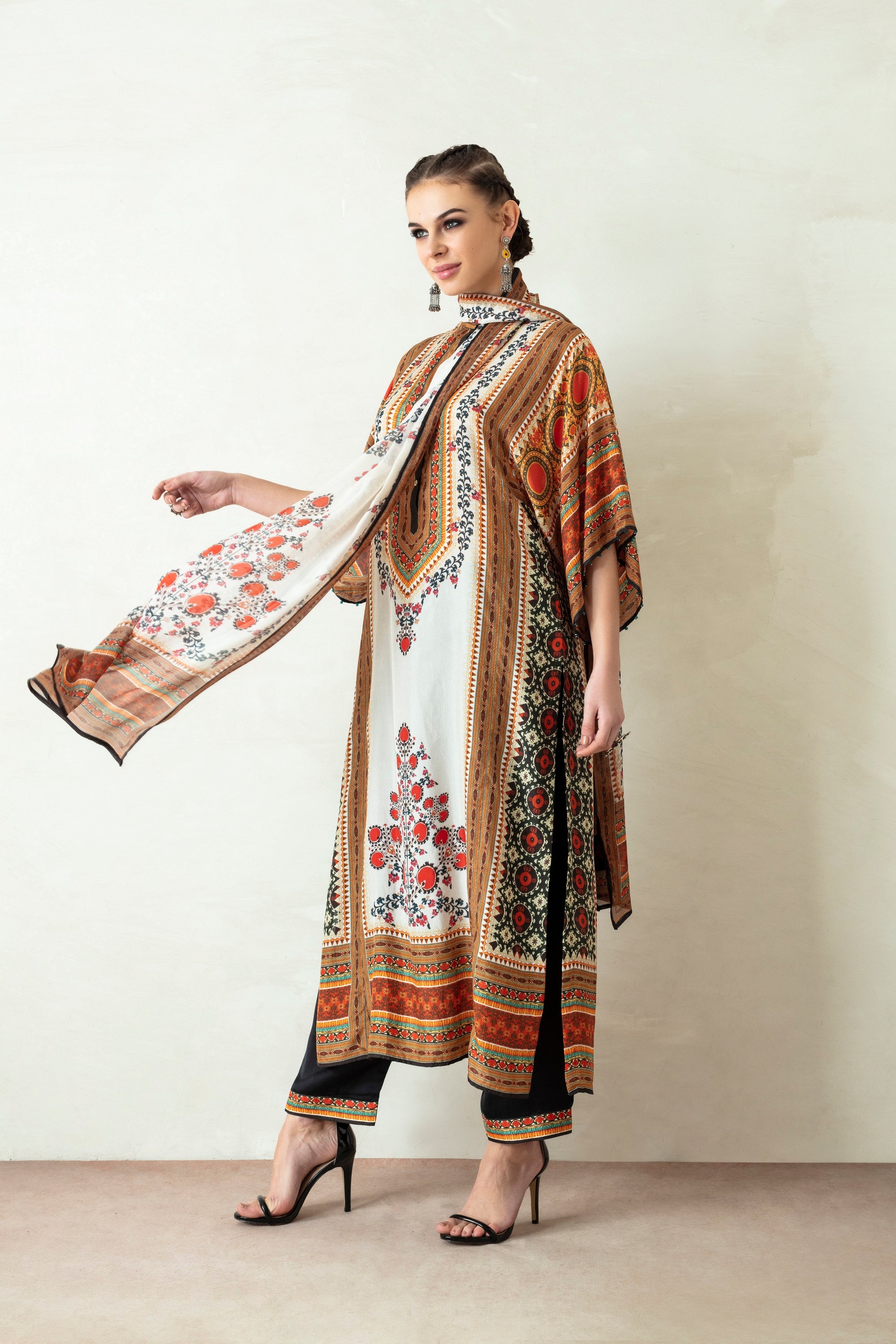 Suzani : Gayatri - Ivory