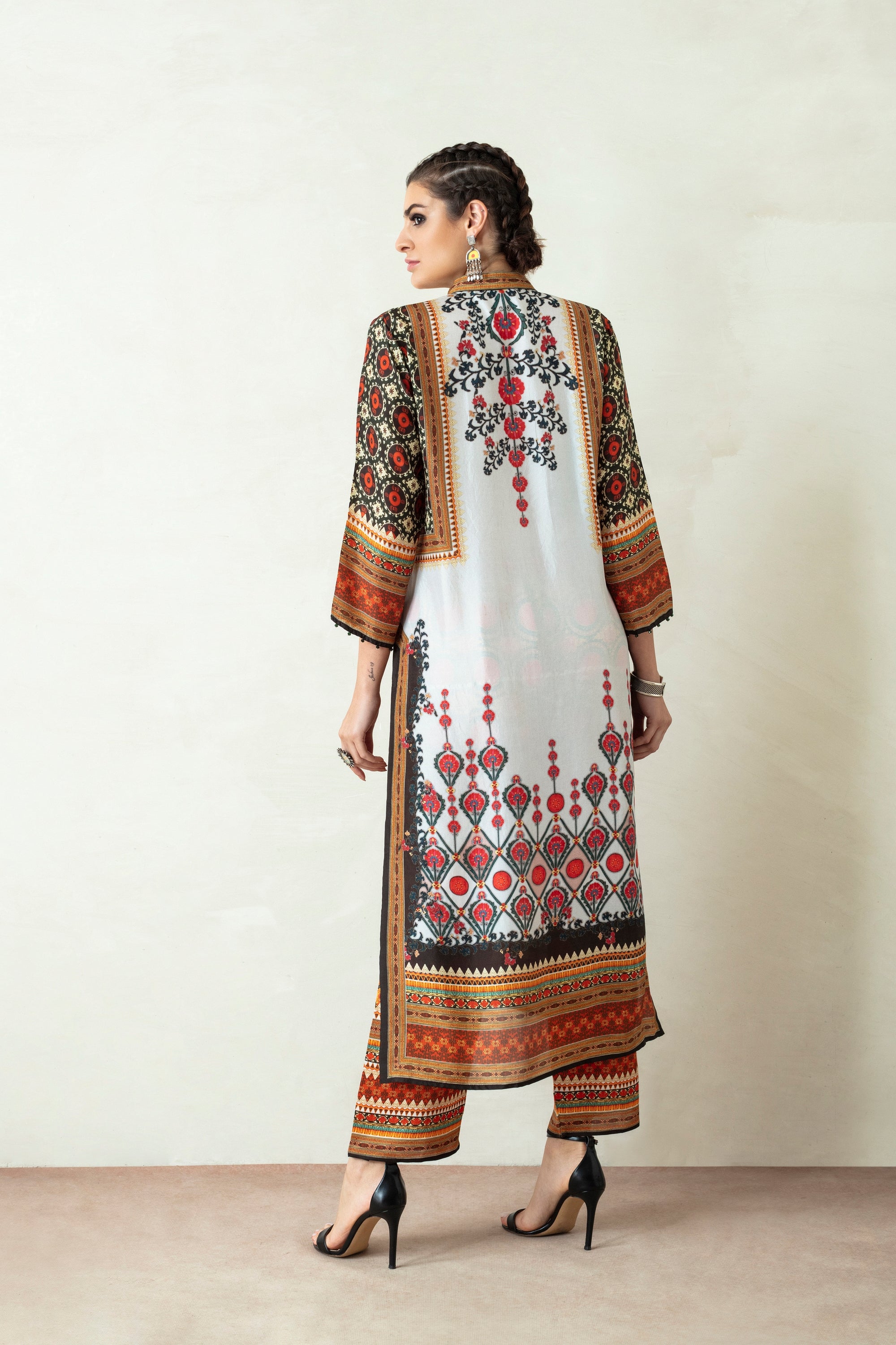 Suzani : Ramin - Ivory/Black