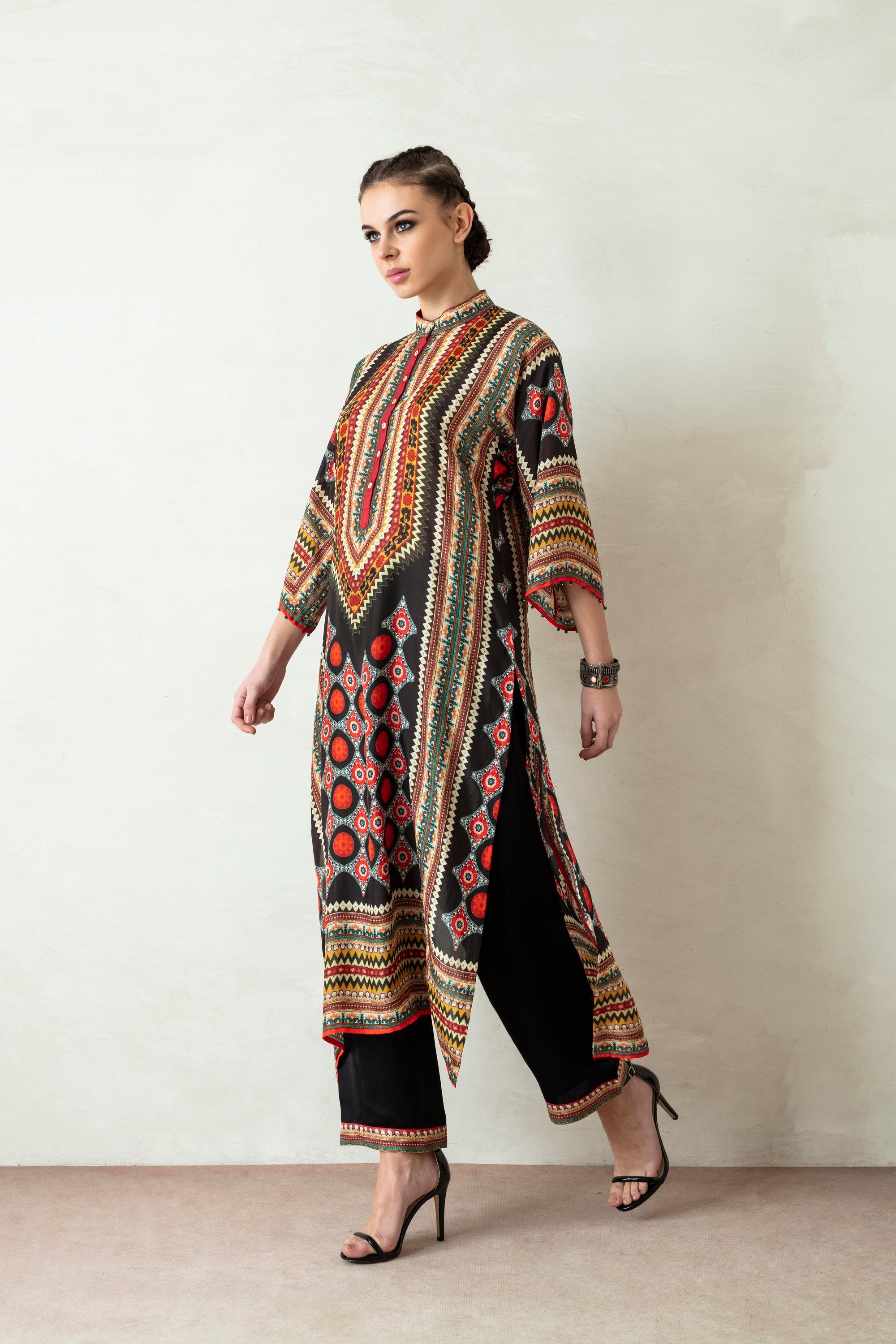 Uzbek : Ghazala - Black/Red