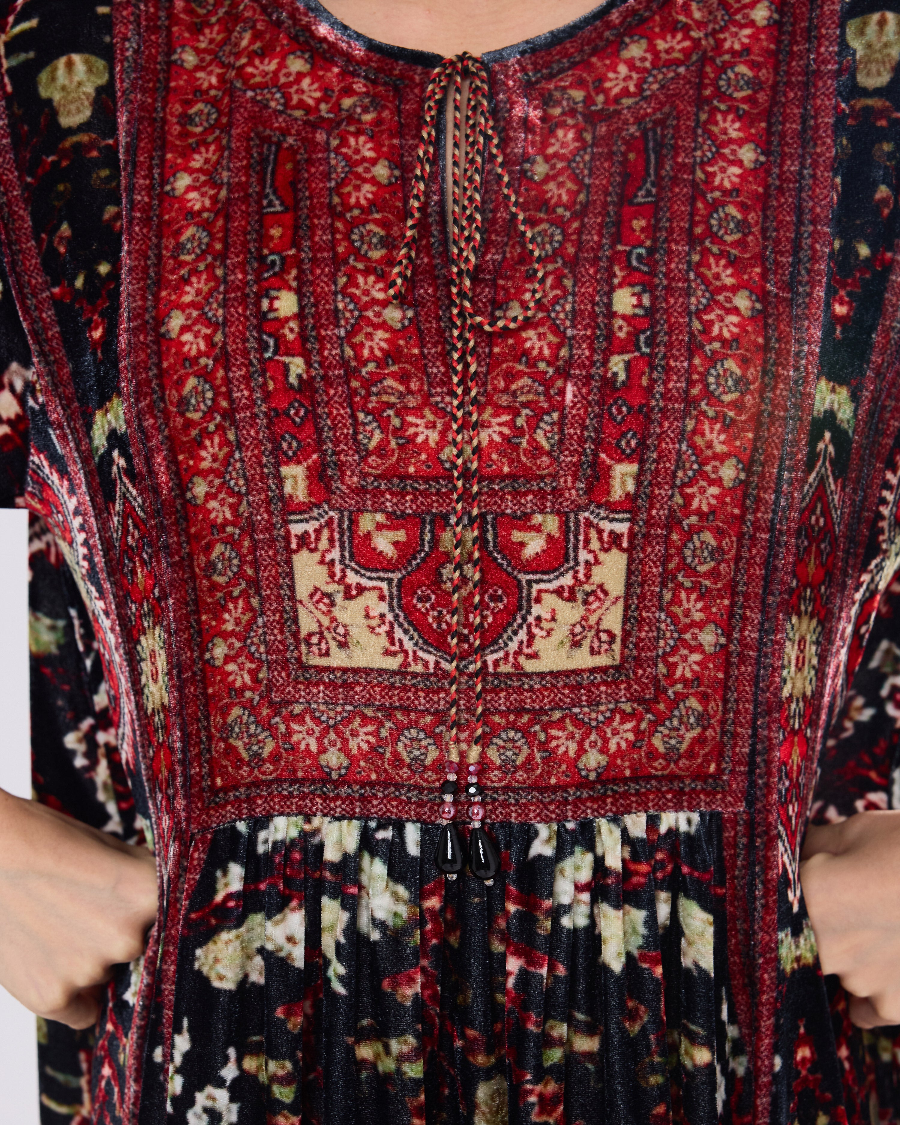 Arabian Nights : Anisha - Black/Red