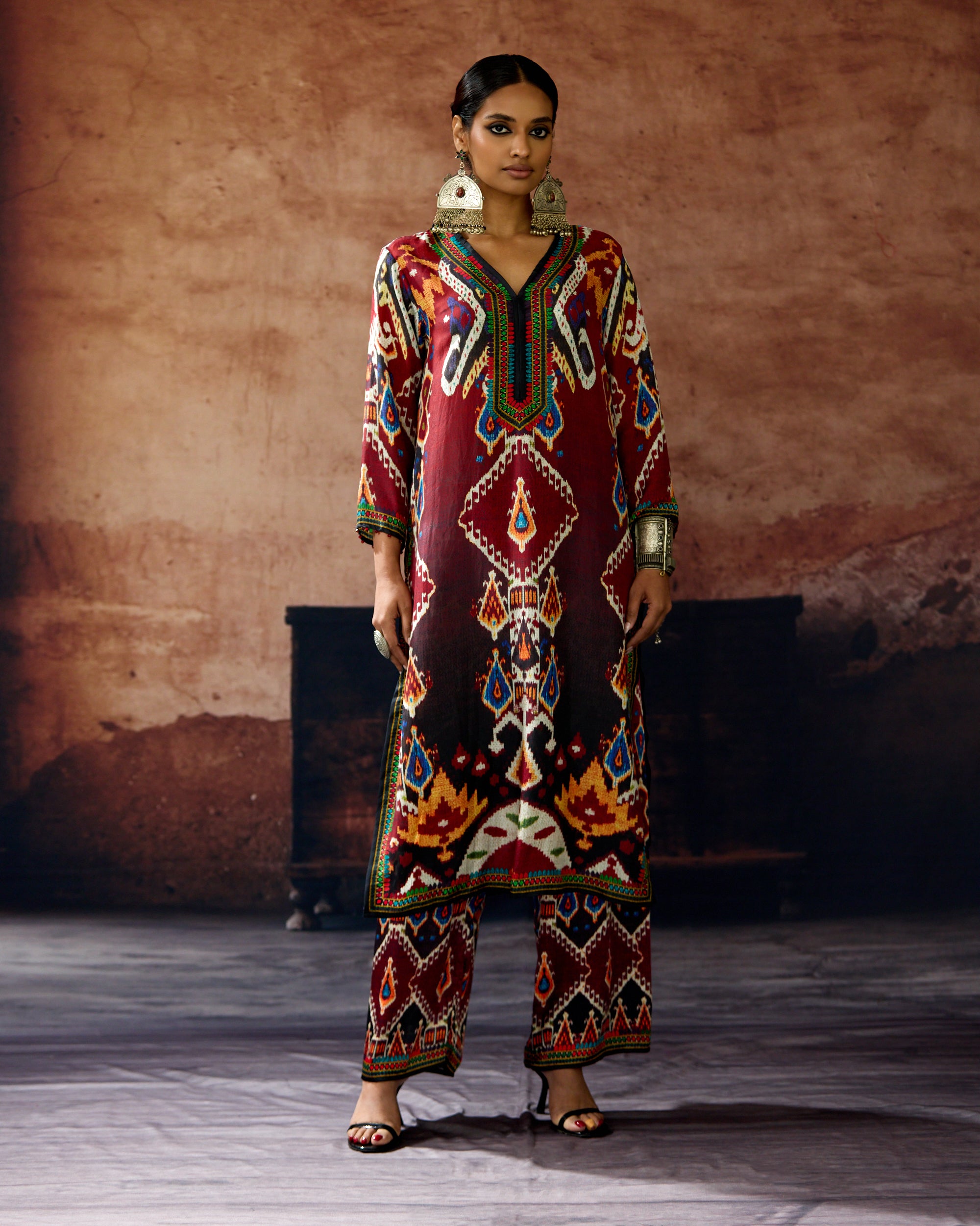 Kasbah : Ramin - Black/Maroon
