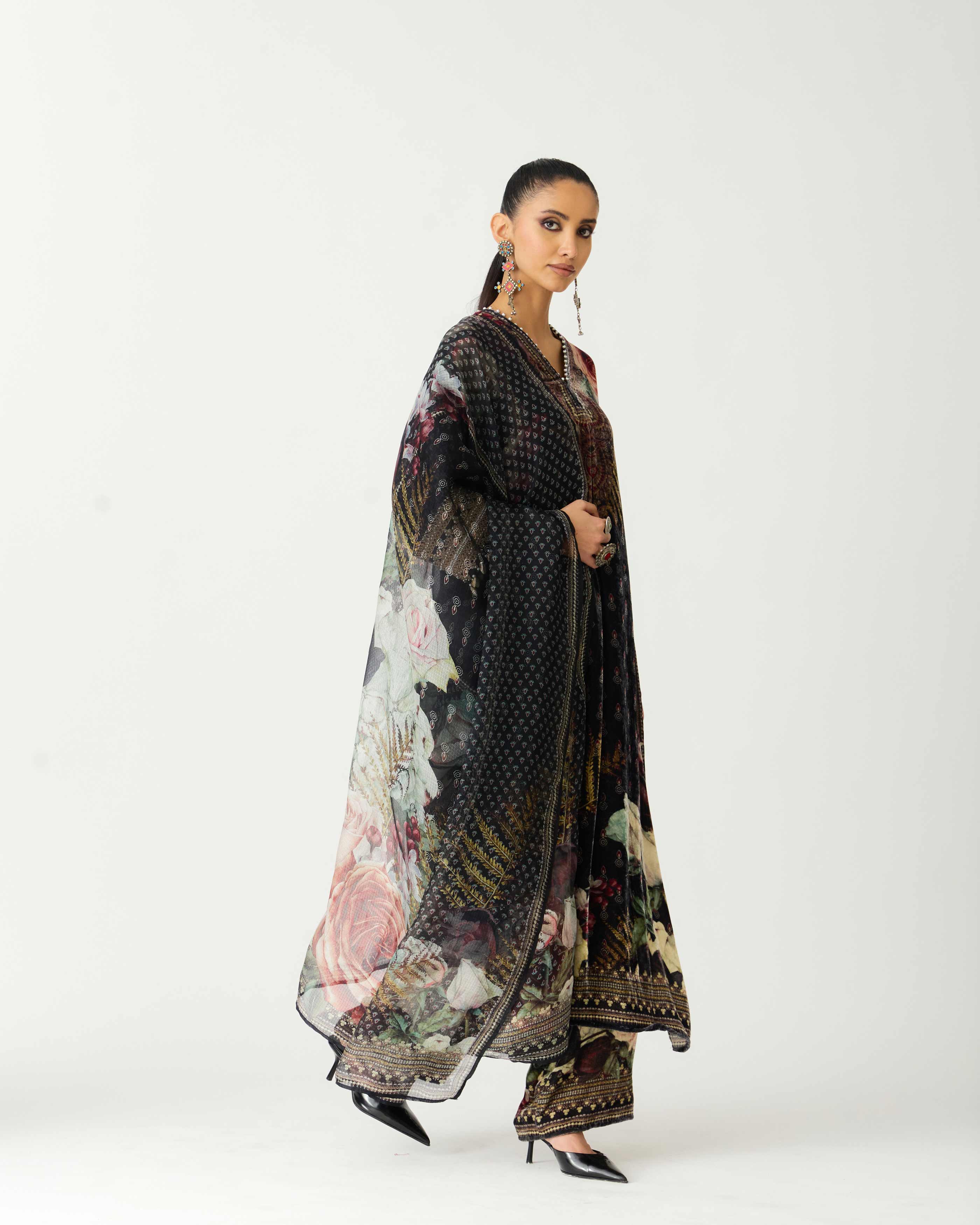 Zubaida : Banera - Black