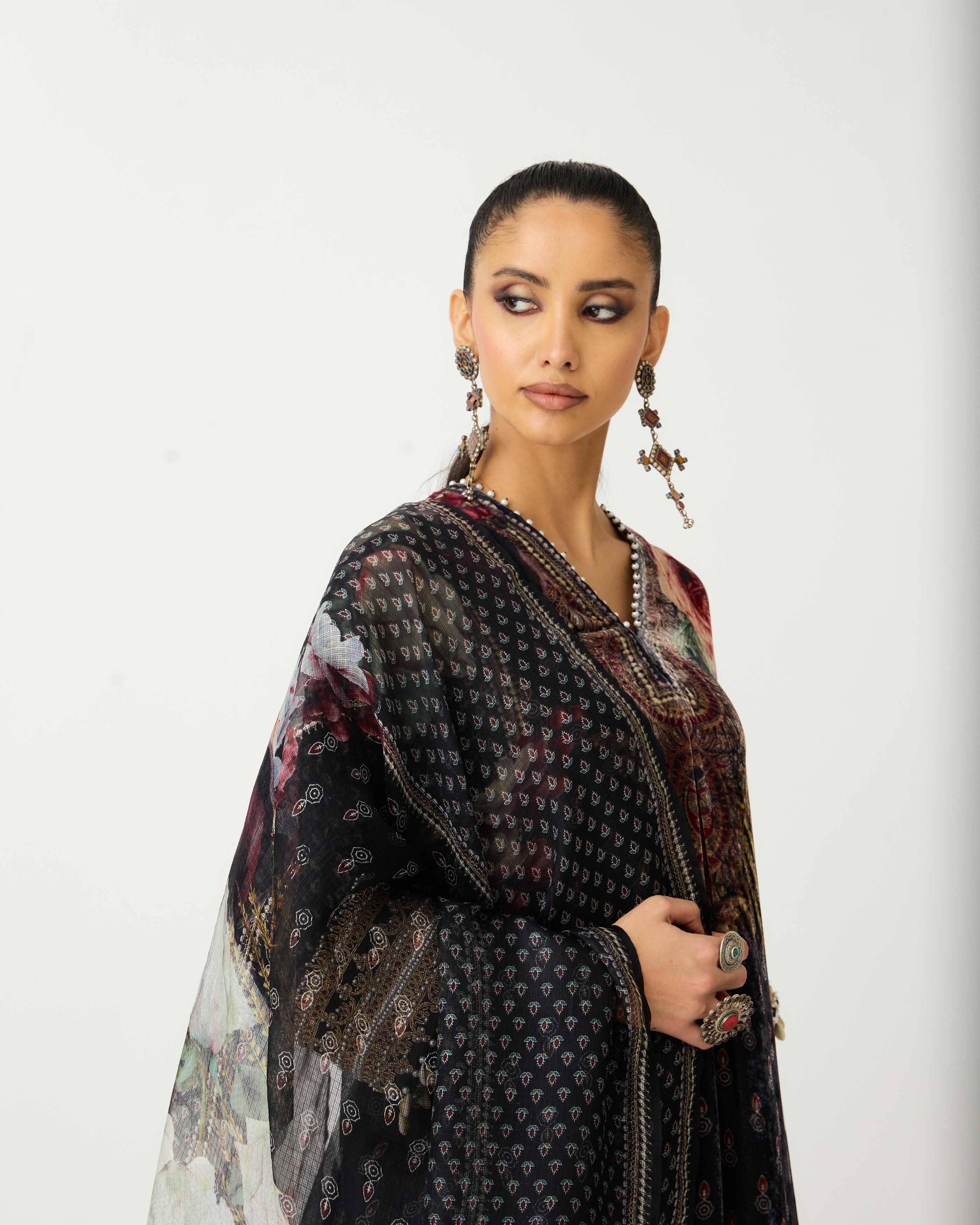 Zubaida : Banera - Black