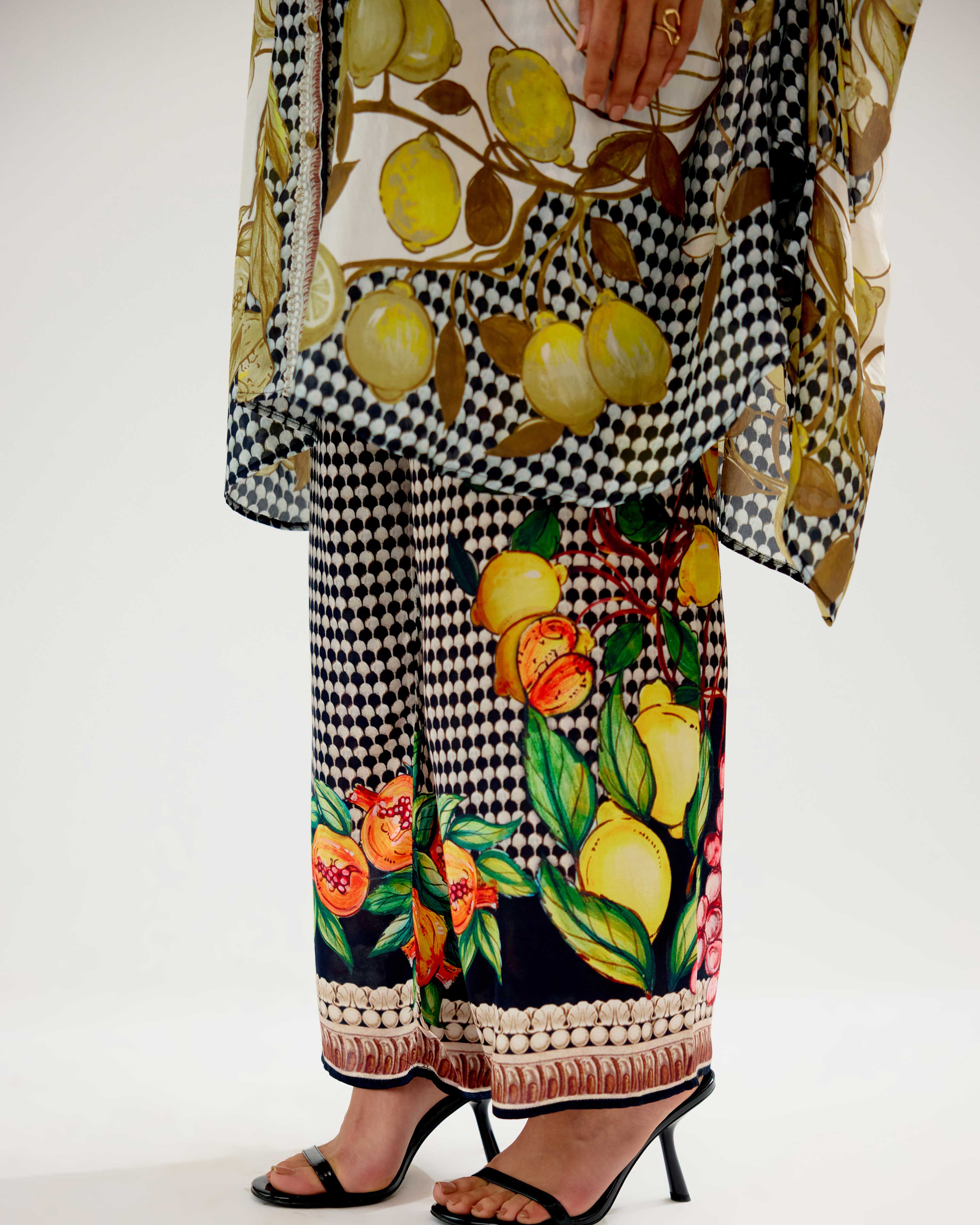 Orvieto : Kamara - Ivory/Black