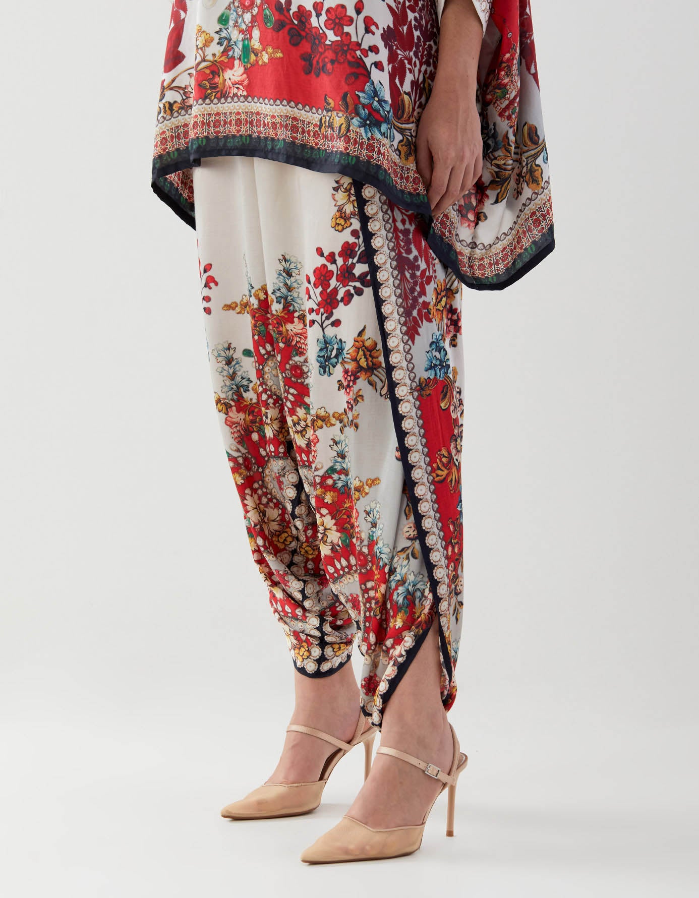 Nizam : Chanel/Sonth - Ivory/Red