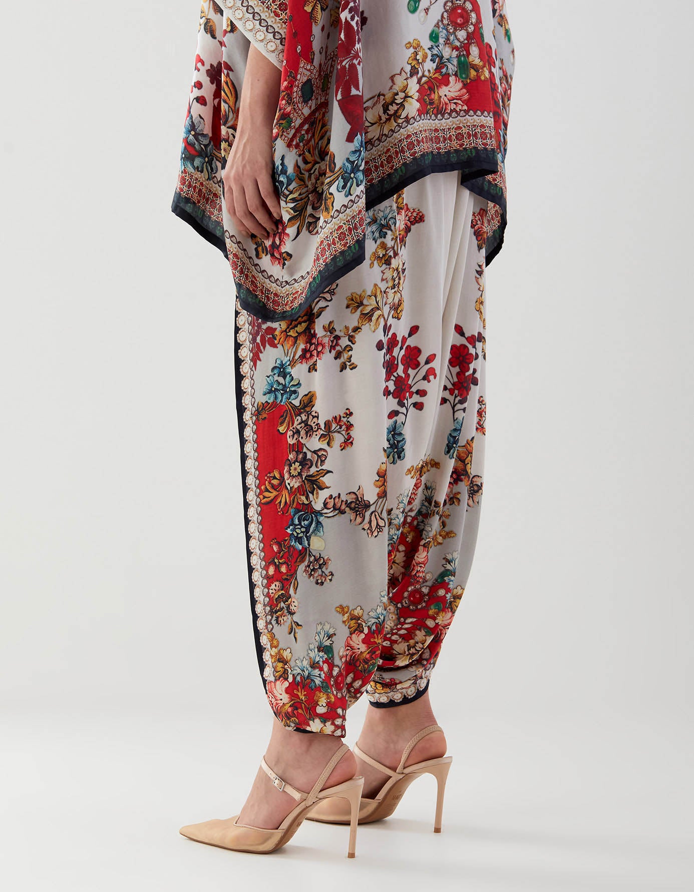 Nizam : Chanel/Sonth - Ivory/Red