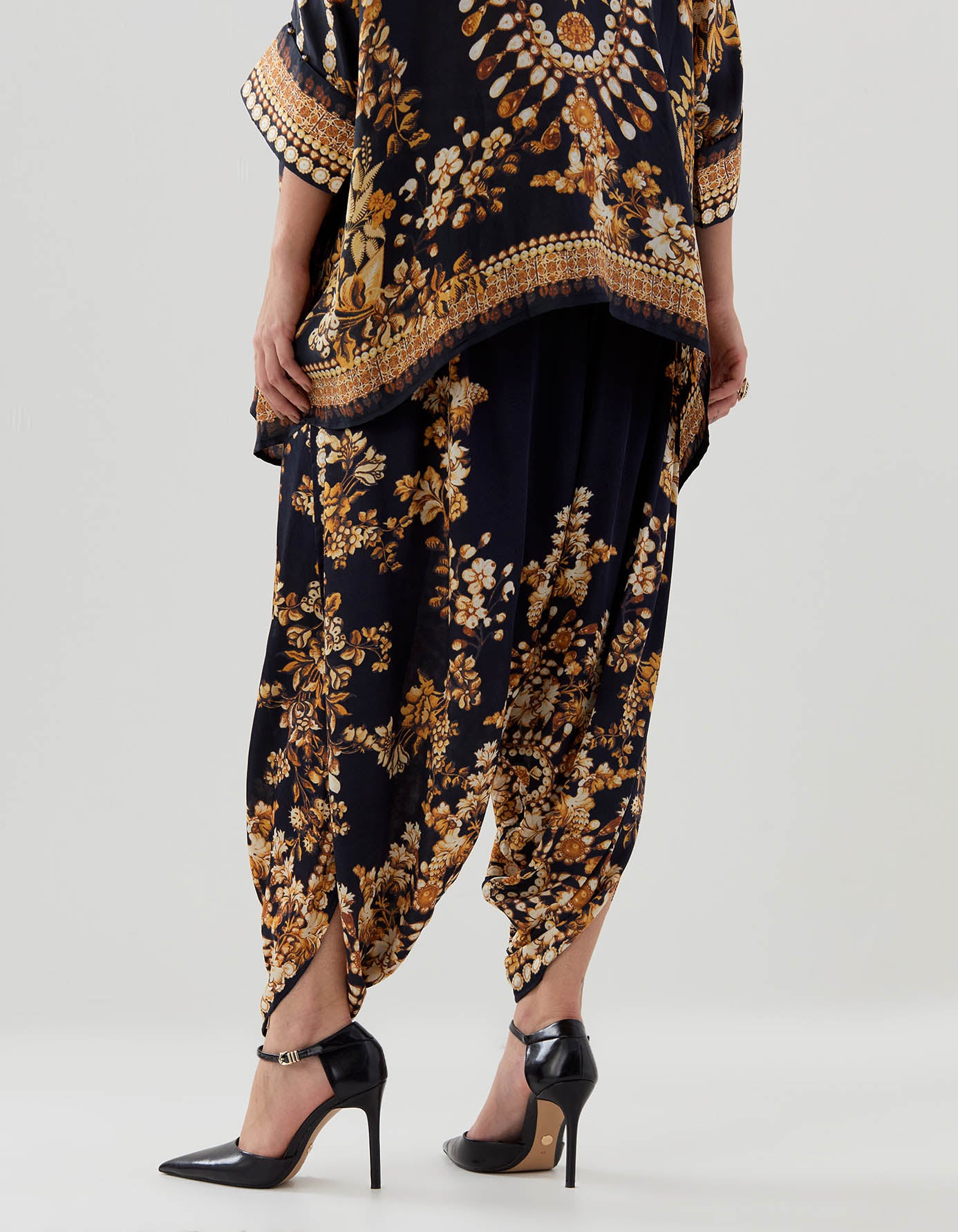 Nizam : Chanel/Sonth - Black/Gold
