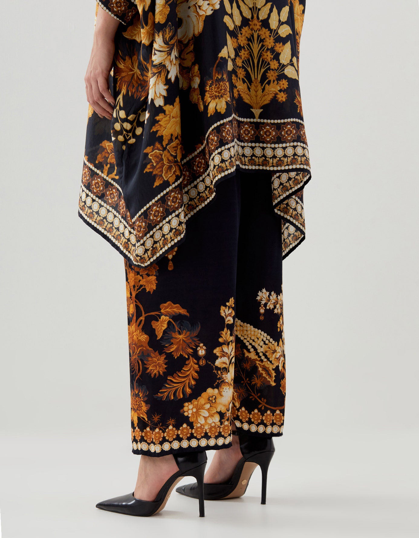 Nizam : Chanel 36" - Black/Gold