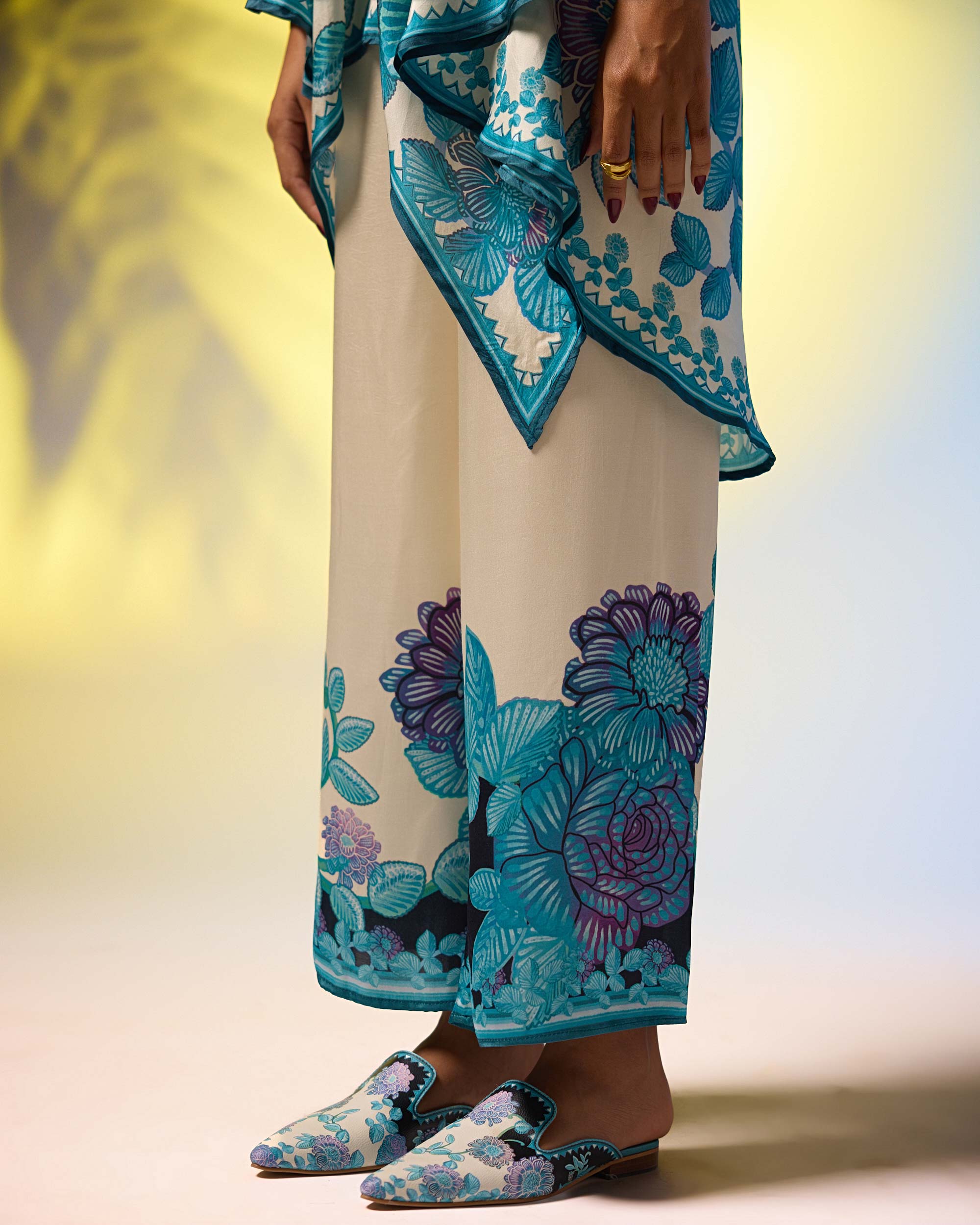 Jamaica : Inayat - Ivory/Blue