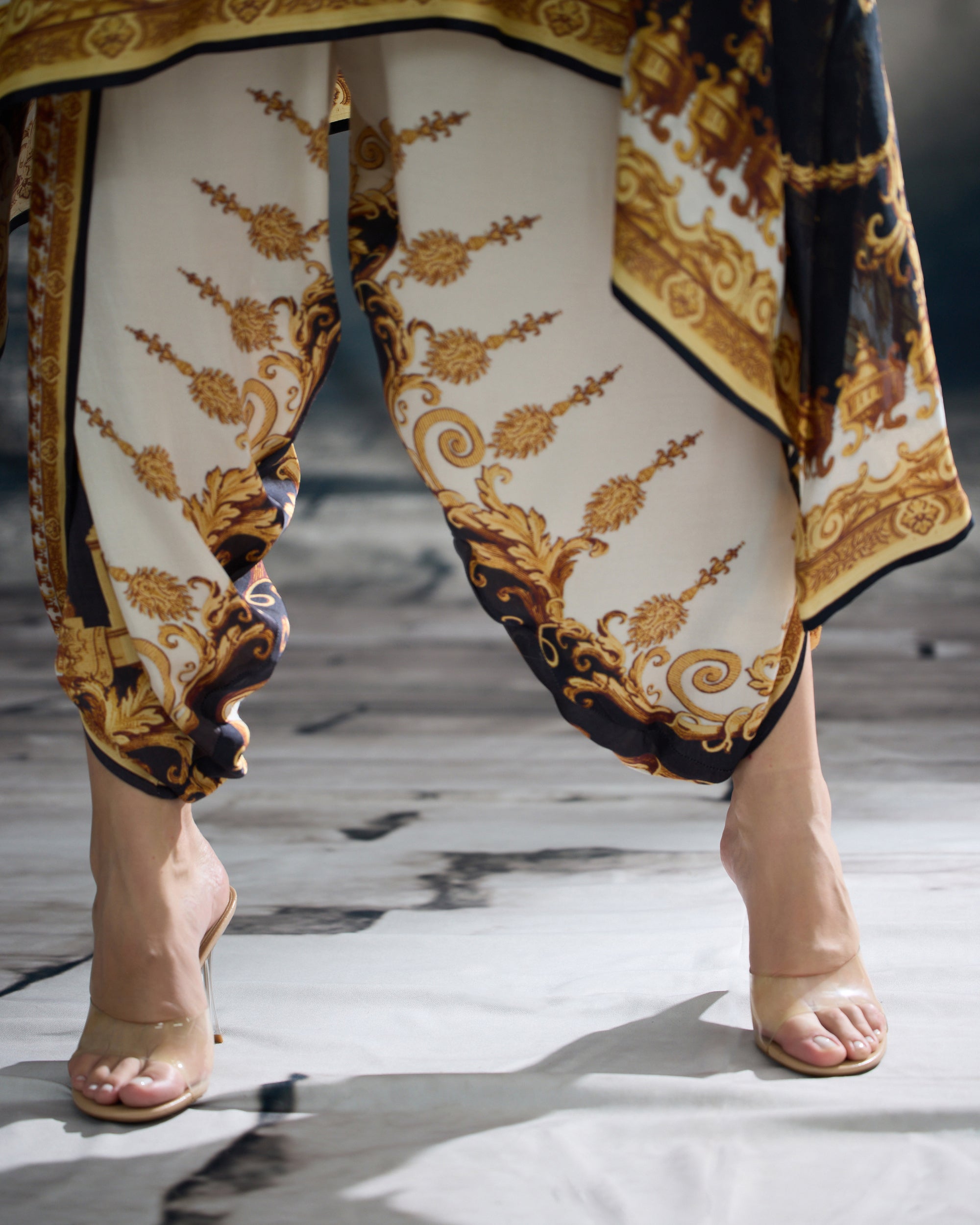 Rome : Lavanya/Sonth - Black/Gold