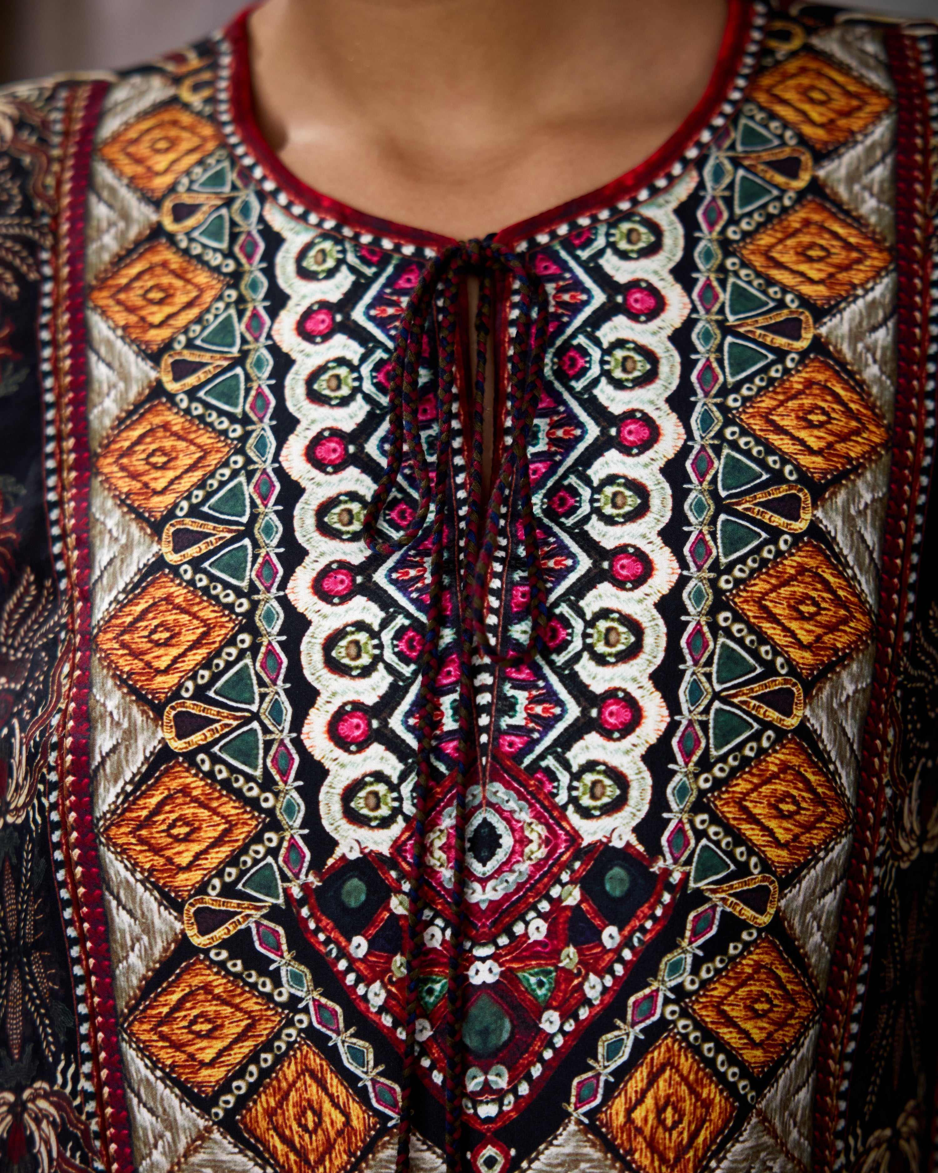 Bethari : Anisha - Eggshell/Maroon