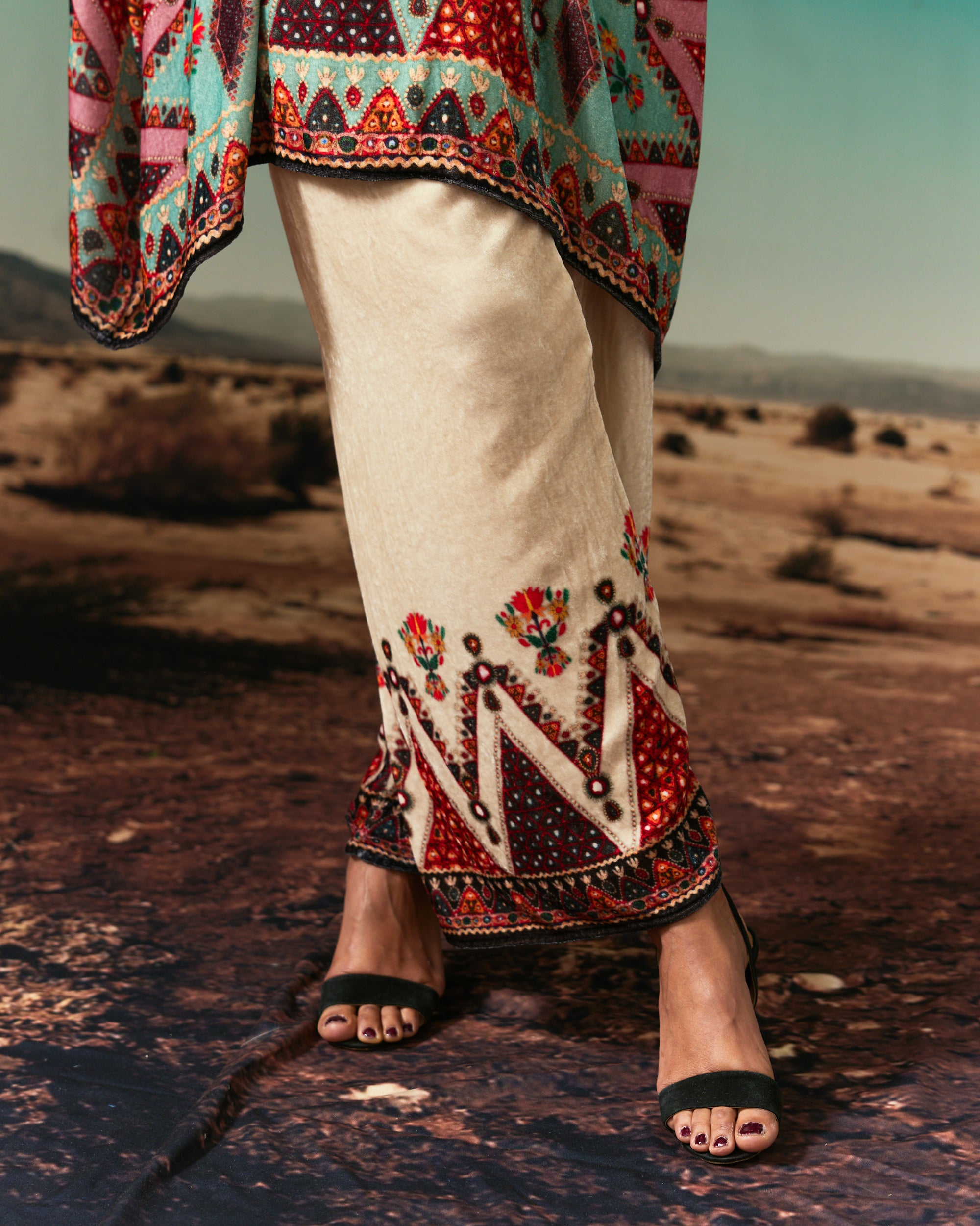 Kutch : Chanel 36" - Multi/Eggshell