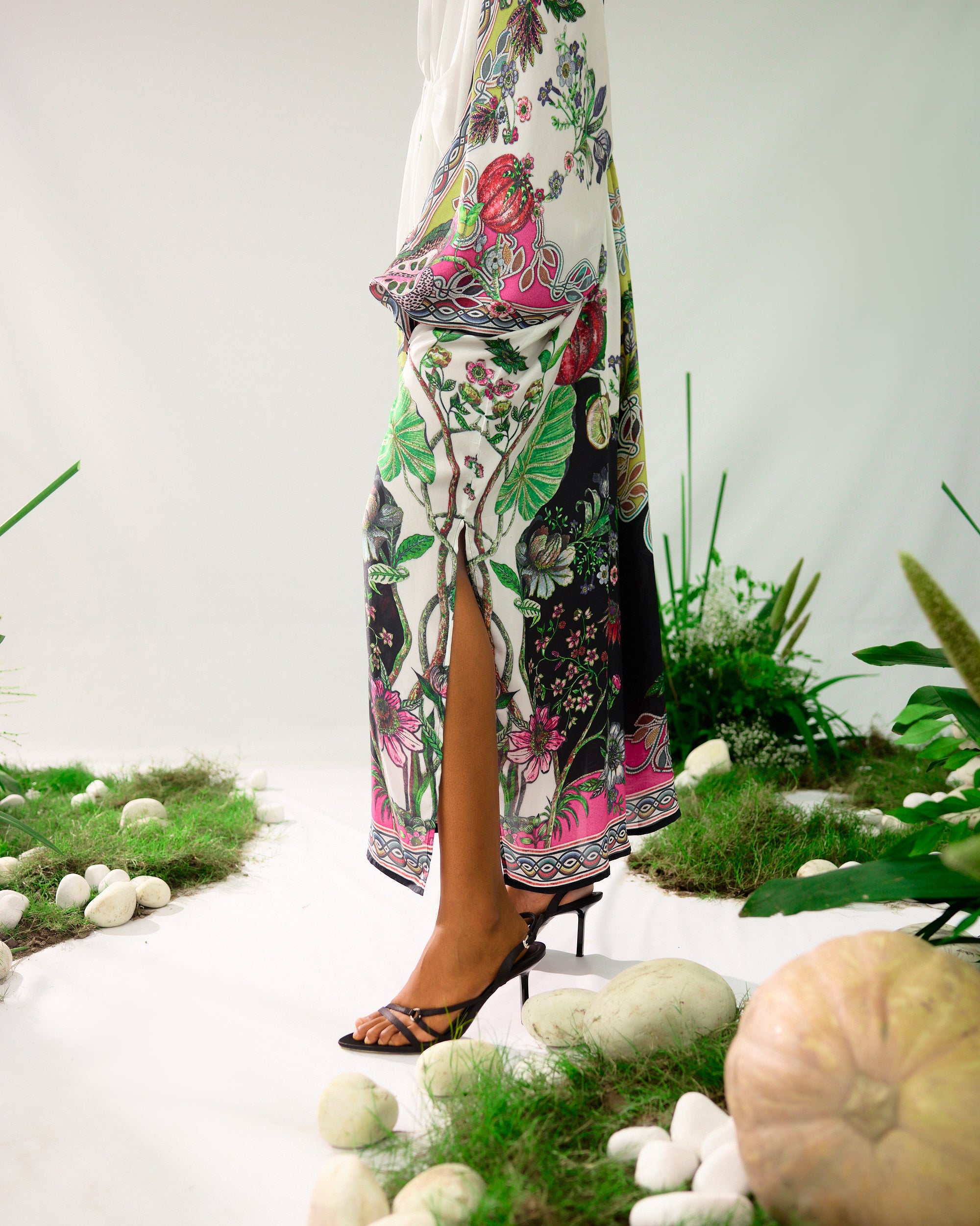 Florence : Rasika - White/Black