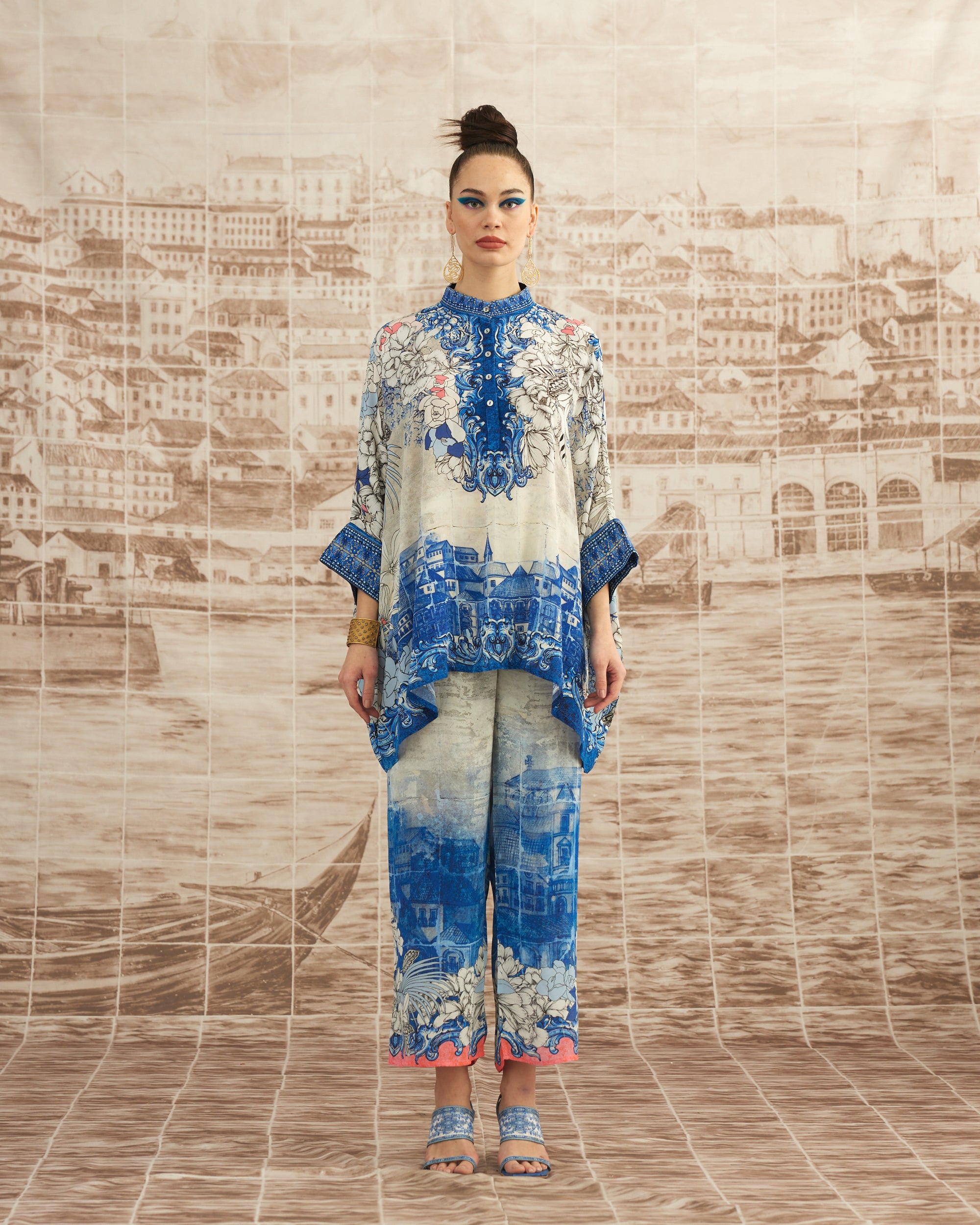 Love in Portofino (Portofino) : Chanel - Blue/Coral