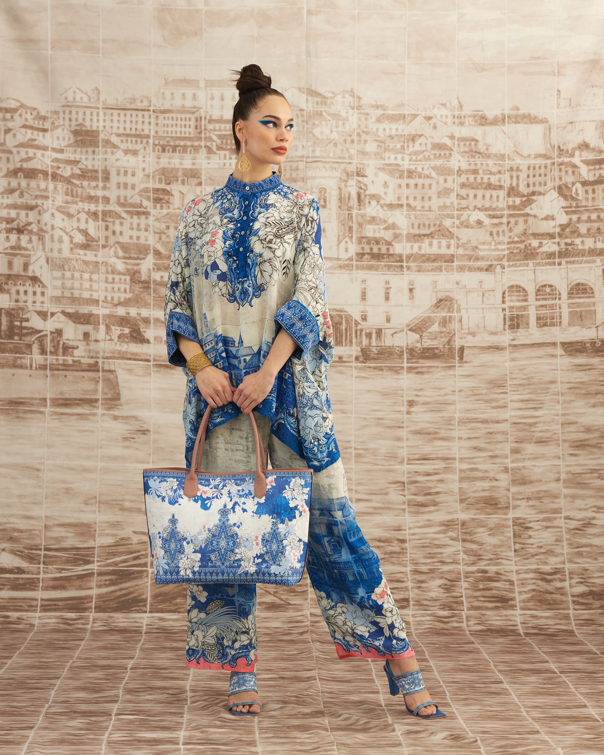 Love in Portofino (Portofino) : Chanel - Blue/Coral