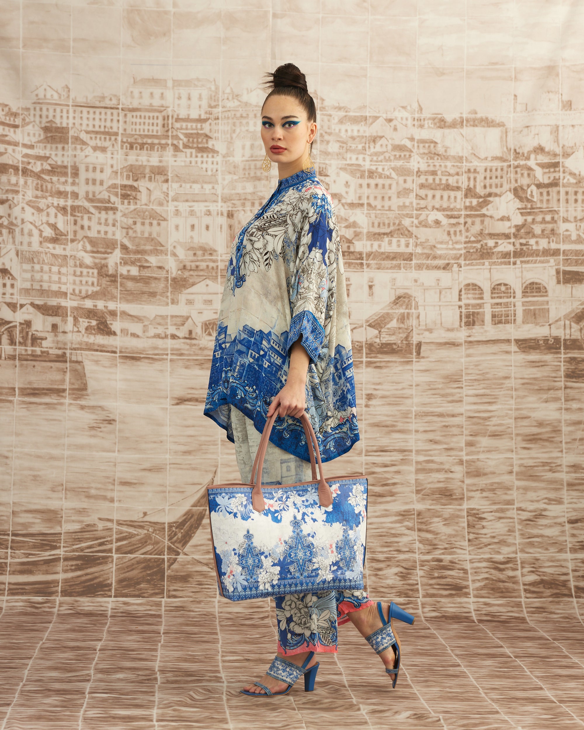Love in Portofino (Portofino) : Chanel - Blue/Coral